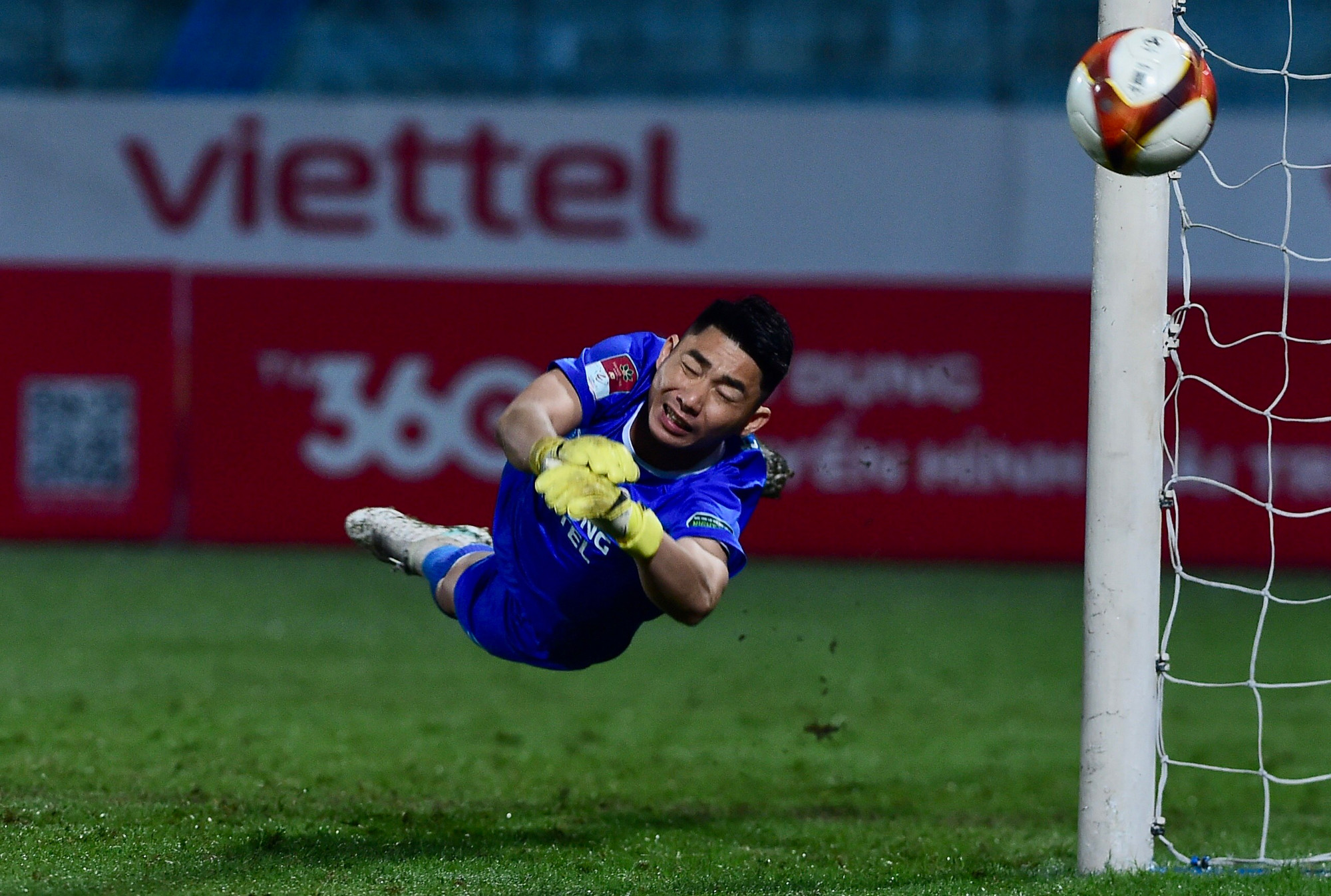 Thủ môn đội Thể công Viettel cứu nguy bàn thua trông thấy.