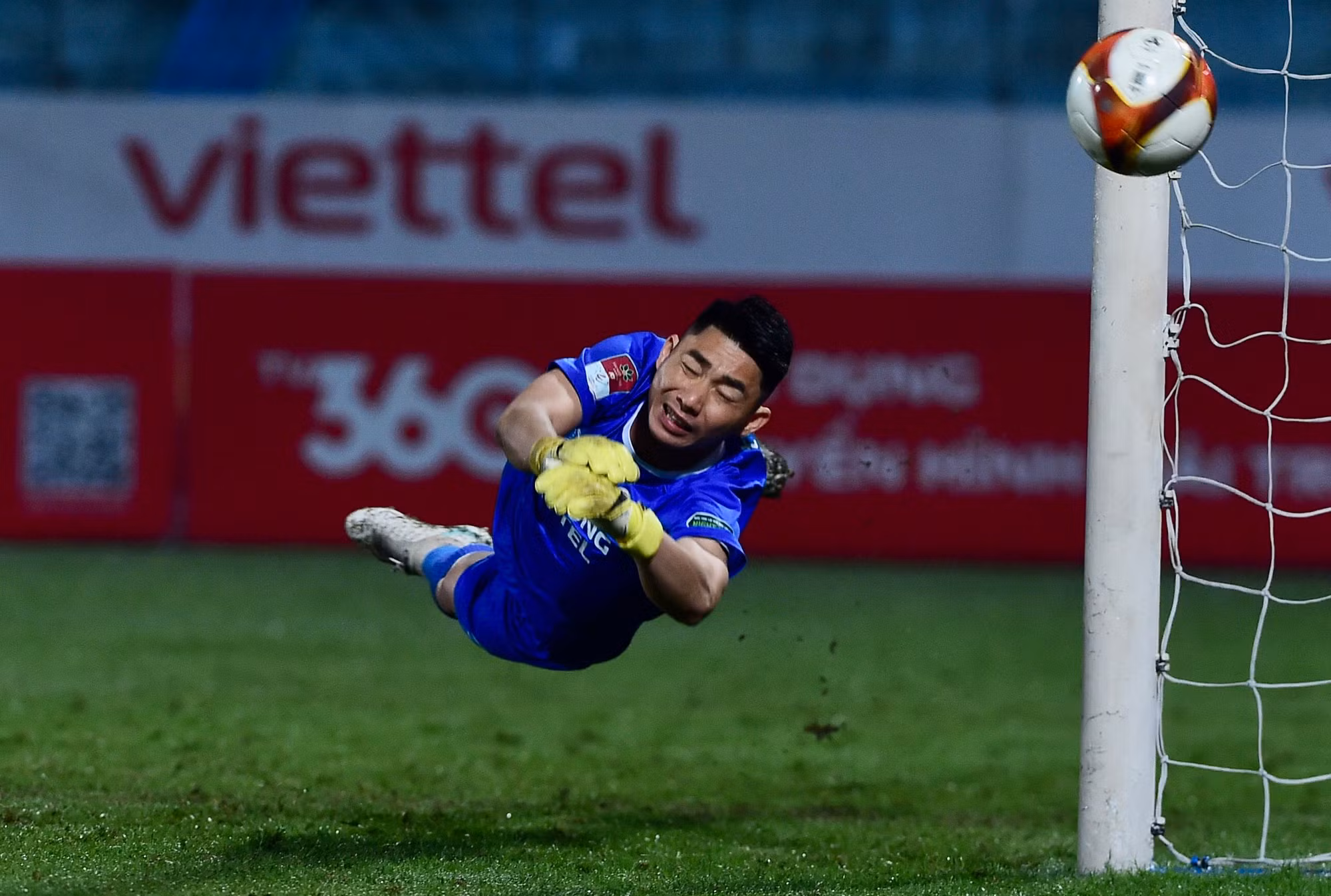 Thủ môn đội Thể công Viettel cứu nguy bàn thua trông thấy.