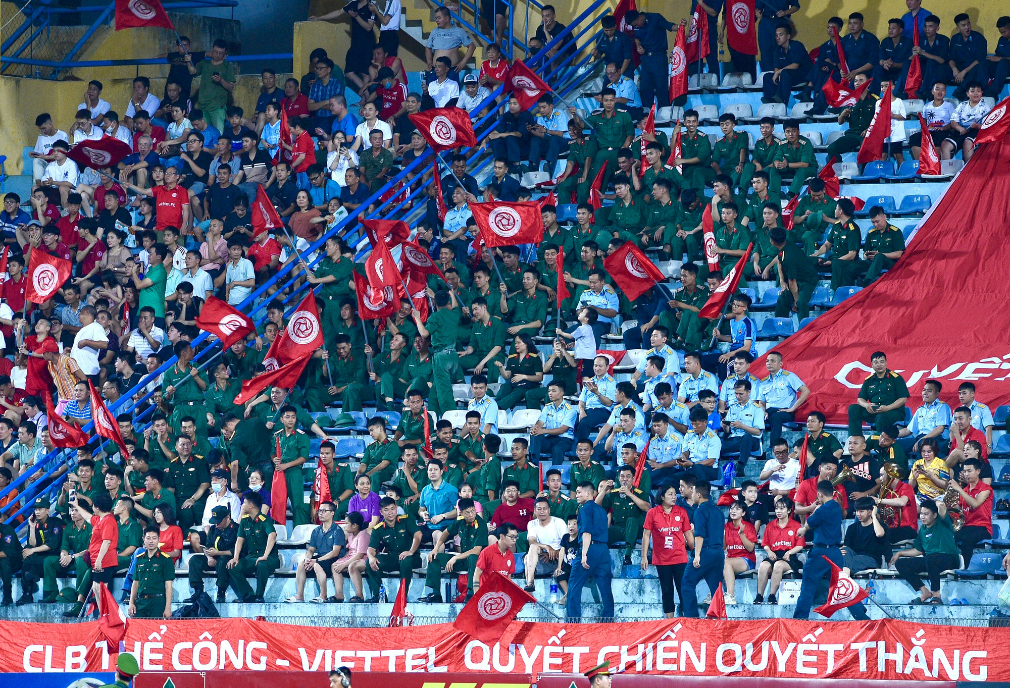 Cổ động viên Viettel ăn mừng chiến thắng kịch tính.
