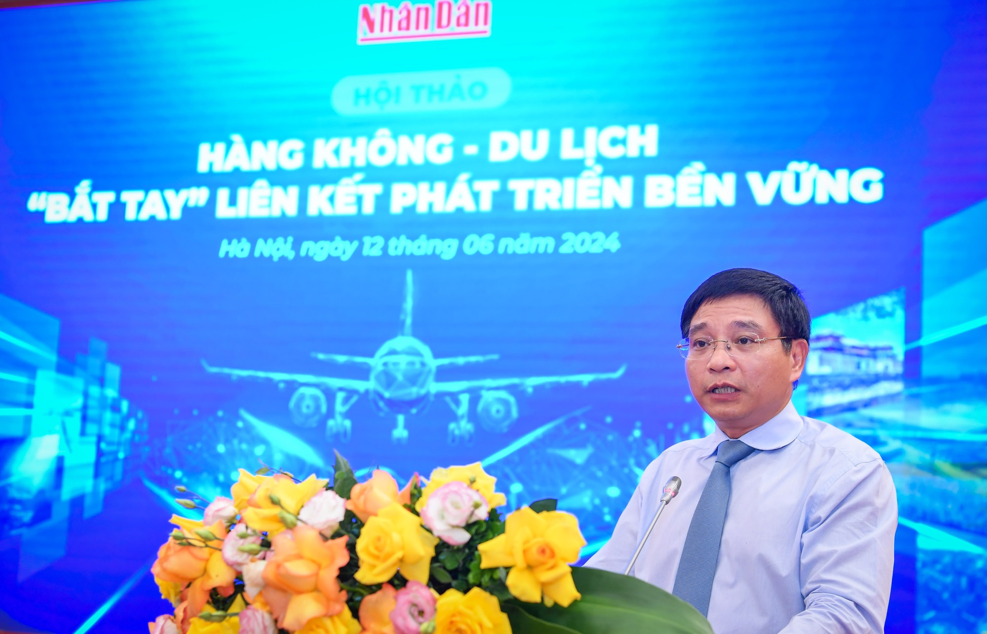 Đồng chí Nguyễn Văn Thắng, Bộ trưởng Giao thông vận tải phát biểu chào mừng hội thảo. Theo Bộ trưởng, Hội thảo là diễn đàn quan trọng để cơ quan quản lý, doanh nghiệp hàng không lữ hành, cá nhân, đơn vị quan tâm có thể chia sẻ thông tin, trao đổi ý kiến liên quan đến việc xây dựng và phát triển cầu nối giữa hàng không và du lịch, nâng cao hiệu quả kết nối giữa các ngành, phát huy kết quả đạt được, cùng nhau đồng hành, chia sẻ hướng tới phát triển bền vững, lâu dài.