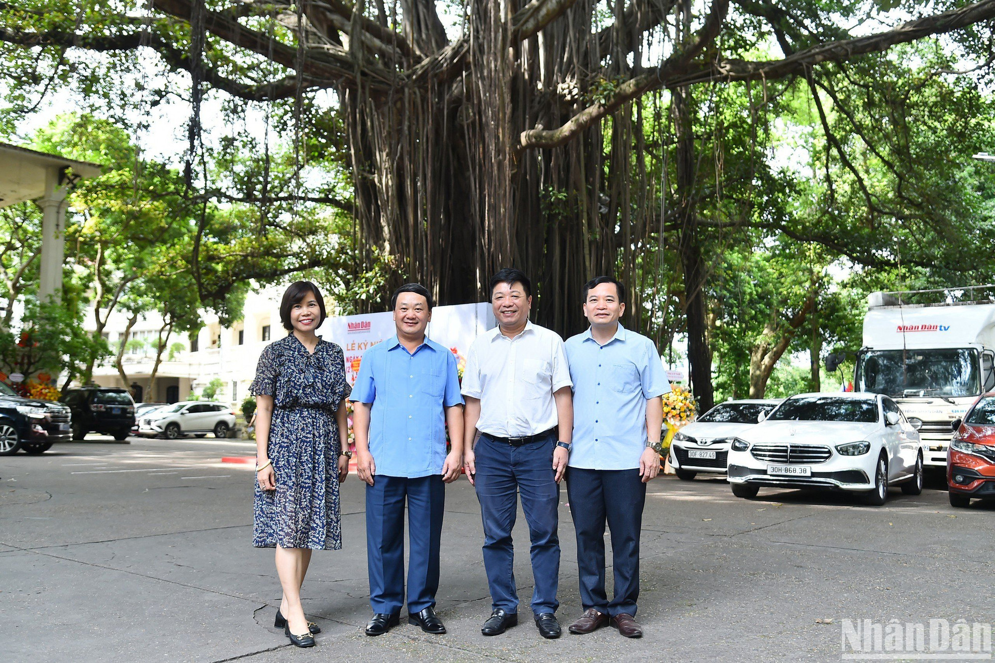Đồng chí Hầu A Lềnh chụp ảnh lưu niệm trước gốc đa Báo Nhân Dân.