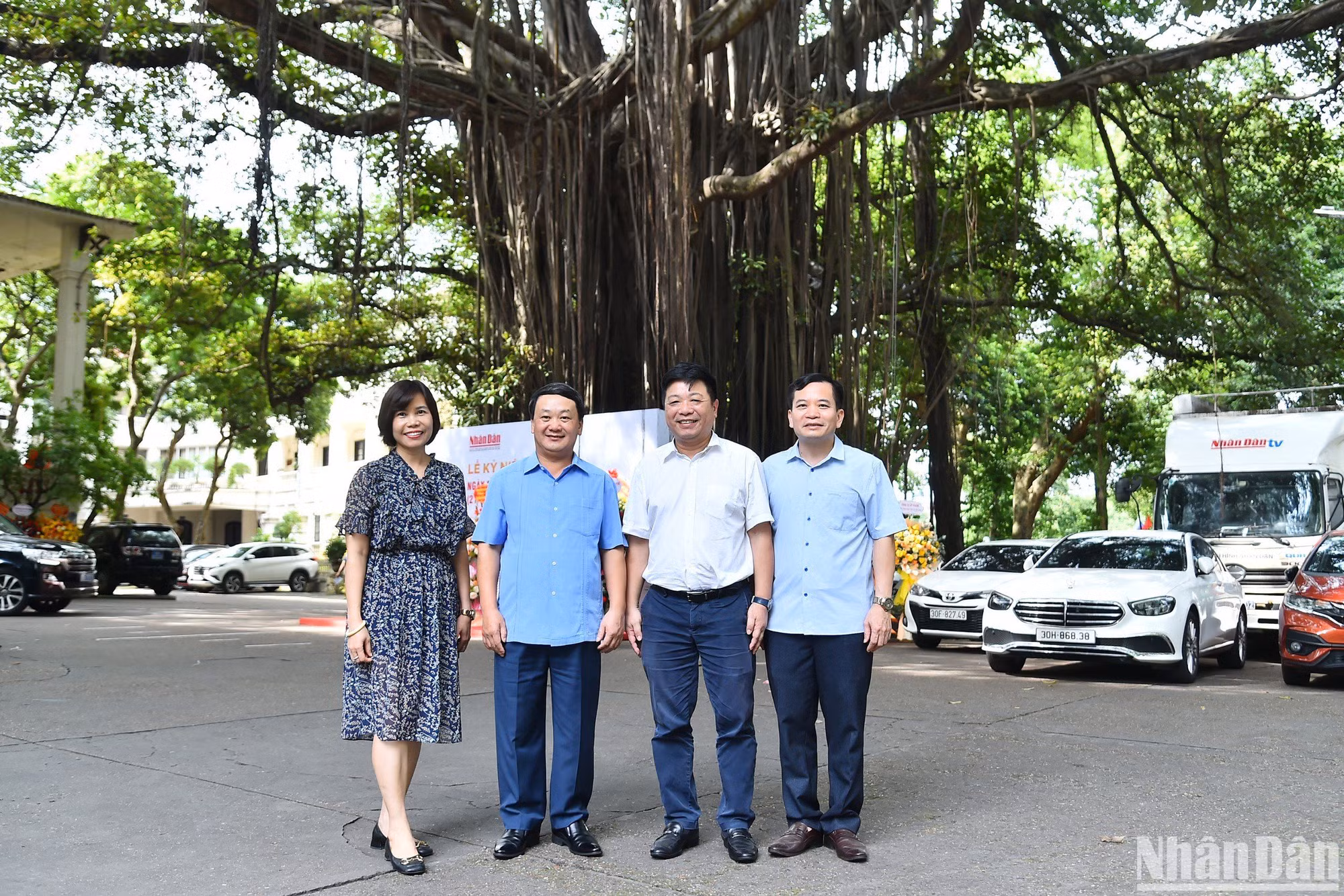 Đồng chí Hầu A Lềnh chụp ảnh lưu niệm trước gốc đa Báo Nhân Dân.