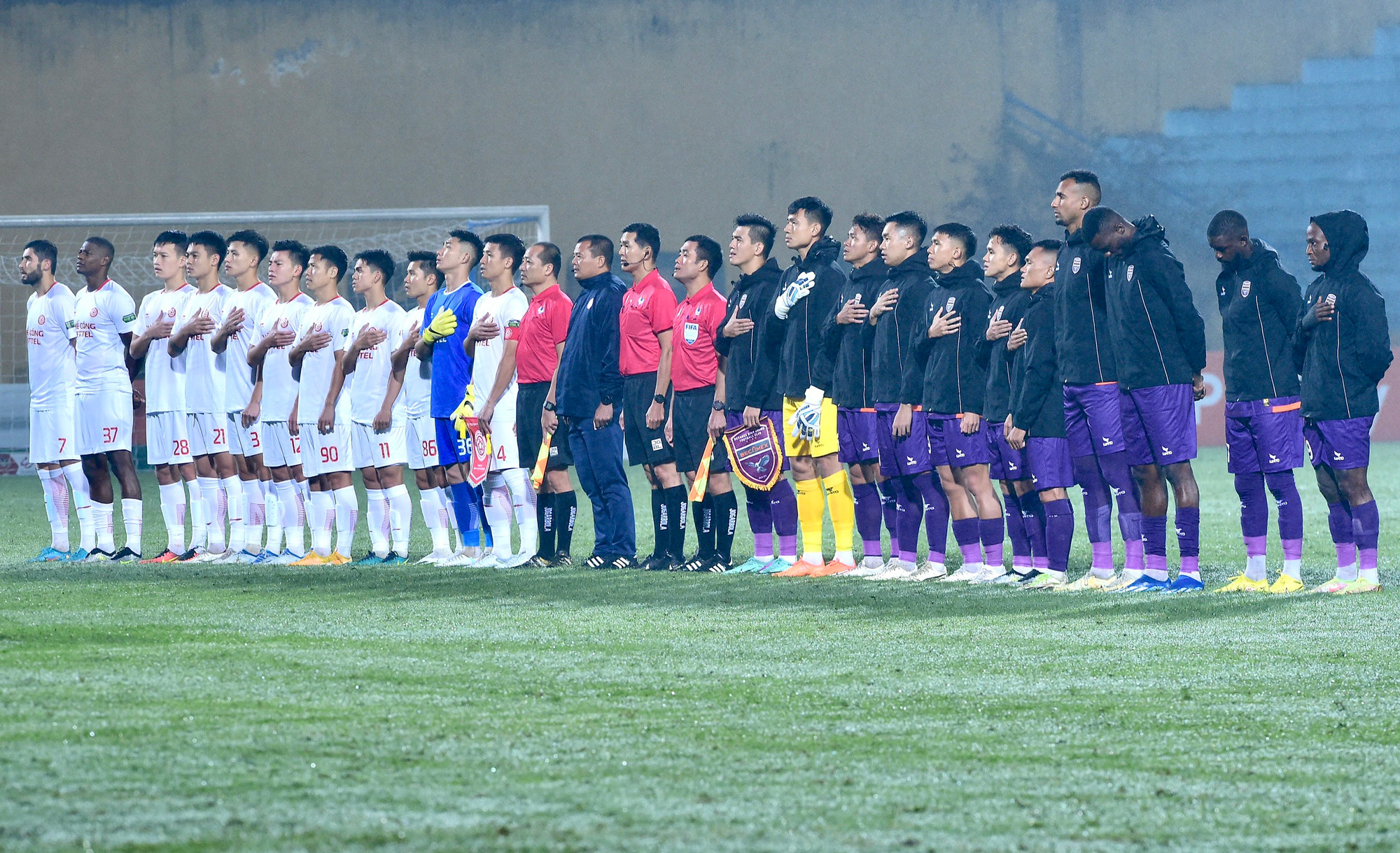Hai đội thực hiện nghi thức chào cờ trước trận đấu.