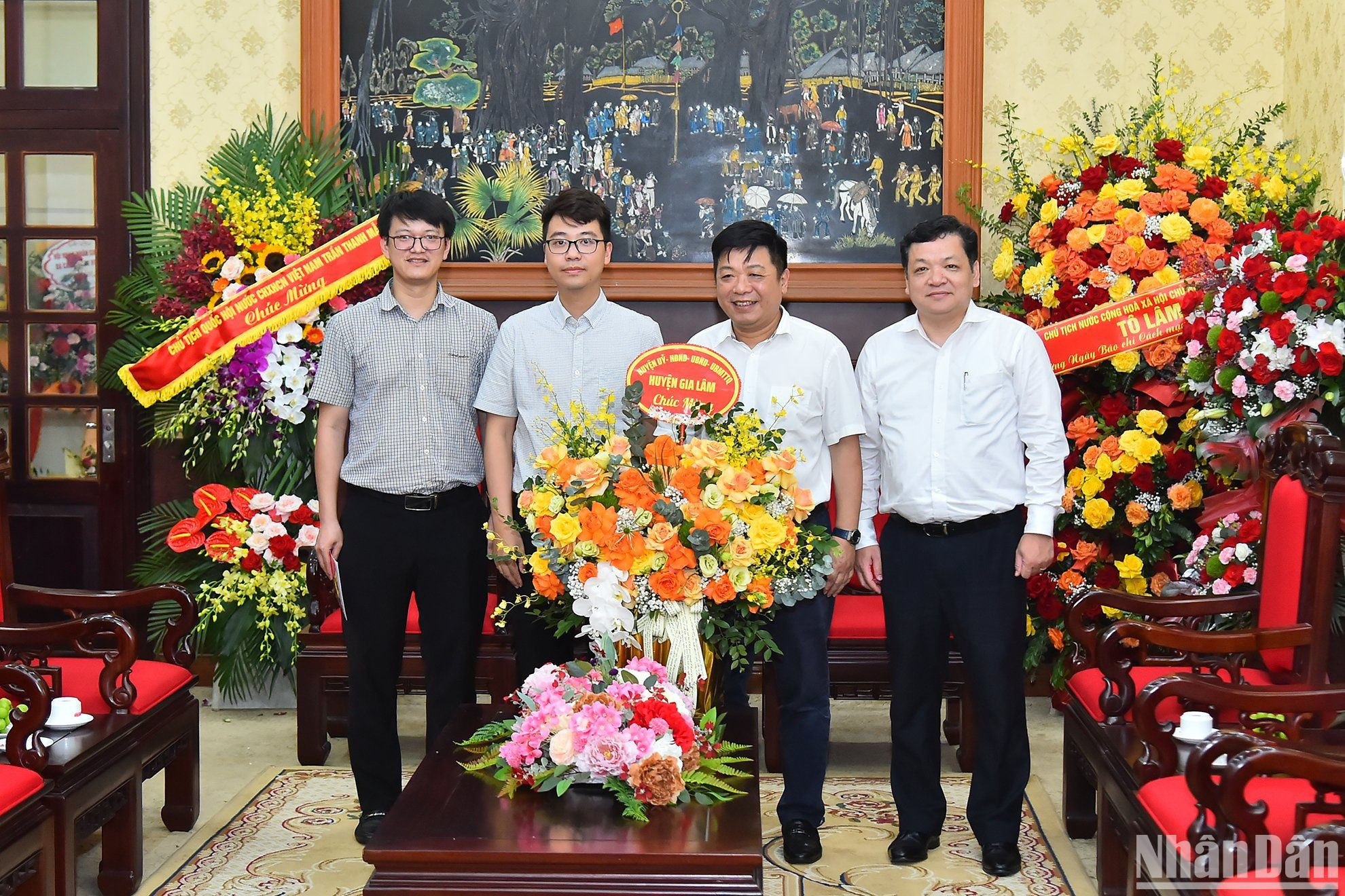 Đoàn đại biểu Huyện ủy, Hội đồng nhân dân, Ủy ban nhân dân, Ủy ban Mặt trận Tổ quốc huyện Gia Lâm thăm, chúc mừng Báo Nhân Dân nhân dịp 21/6.