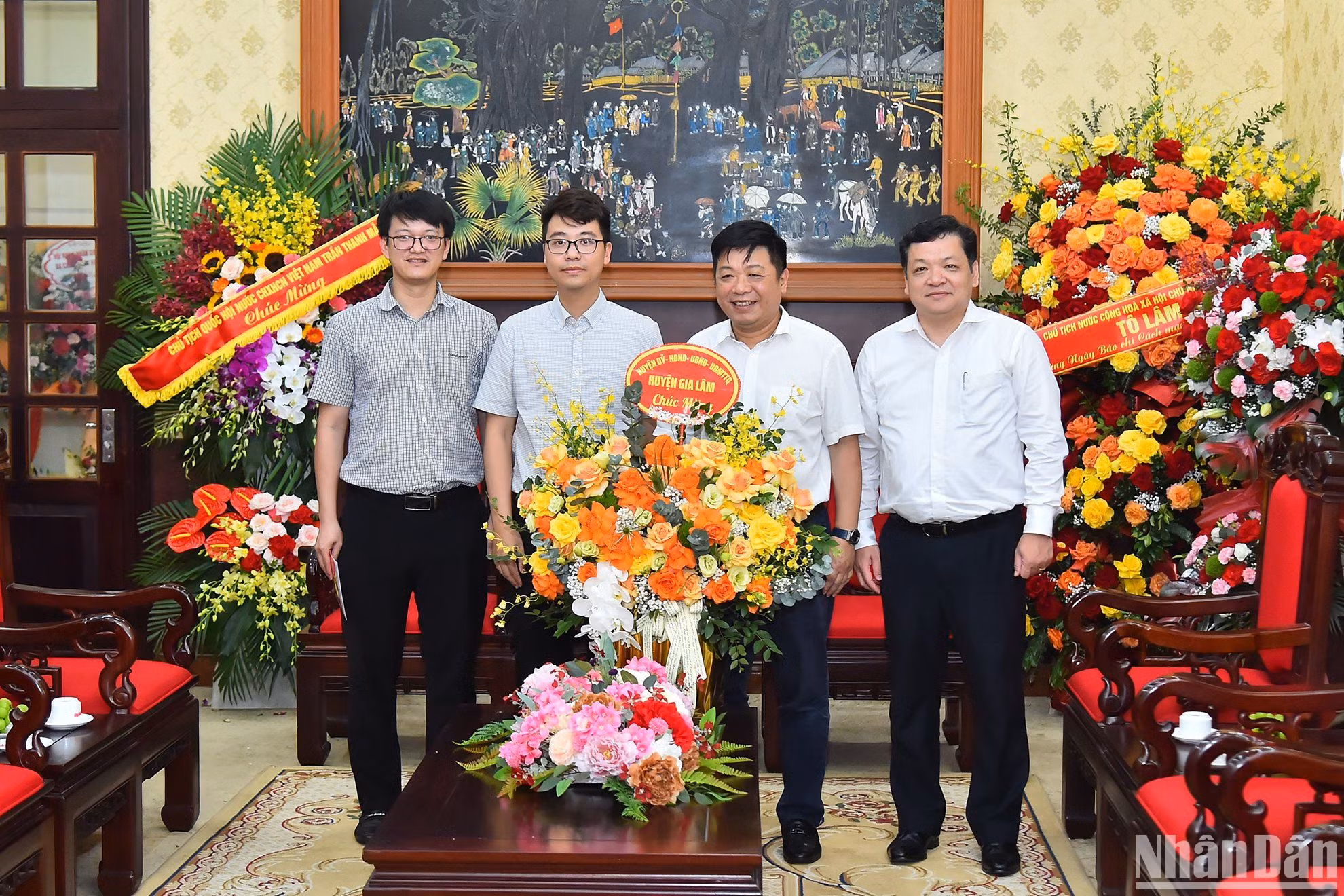Đoàn đại biểu Huyện ủy, Hội đồng nhân dân, Ủy ban nhân dân, Ủy ban Mặt trận Tổ quốc huyện Gia Lâm thăm, chúc mừng Báo Nhân Dân nhân dịp 21/6.