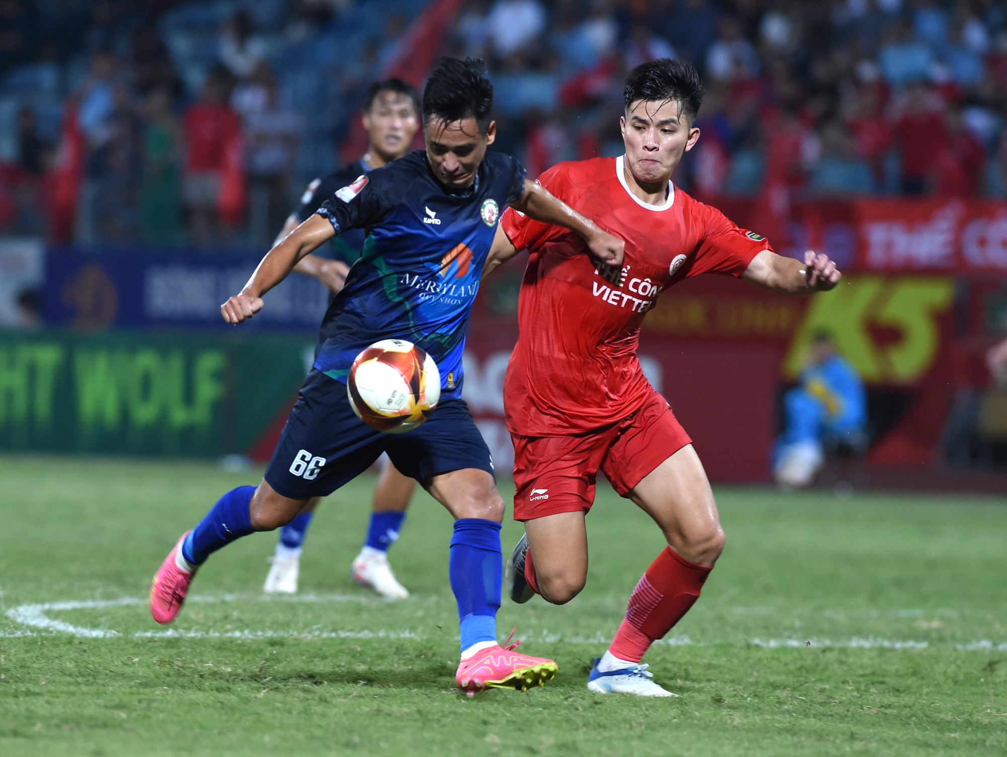 Chịu bàn thua, huấn luyện viên Nguyễn Đức Thắng buộc phải mạo hiểm tăng cường sức tấn công cho đội nhà.