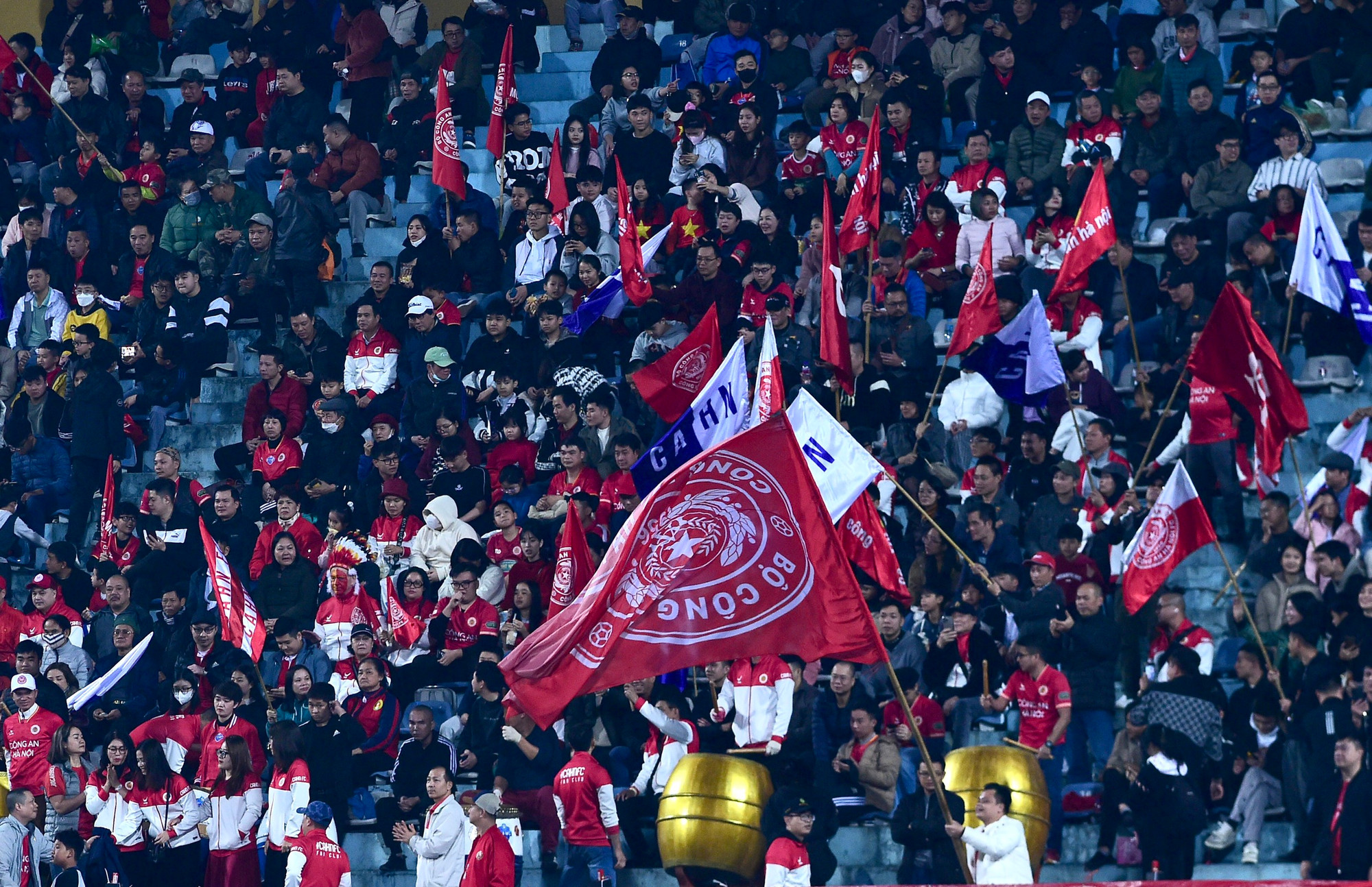 Hội cổ động viên của Công an Hà Nội tới sân nhà Hàng Đẫy rất đông vào ngày cuối tuần.