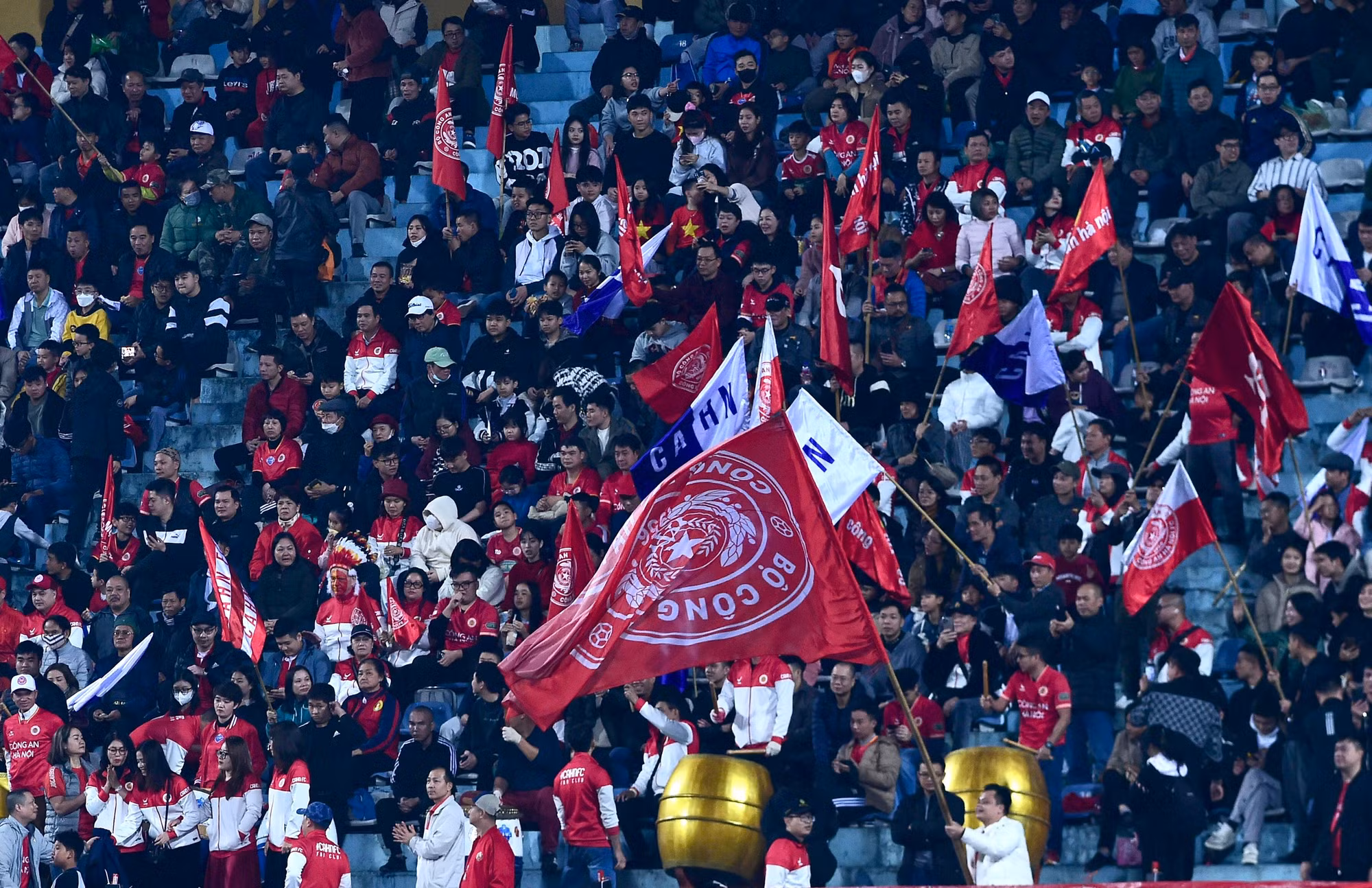 Hội cổ động viên của Công an Hà Nội tới sân nhà Hàng Đẫy rất đông vào ngày cuối tuần.