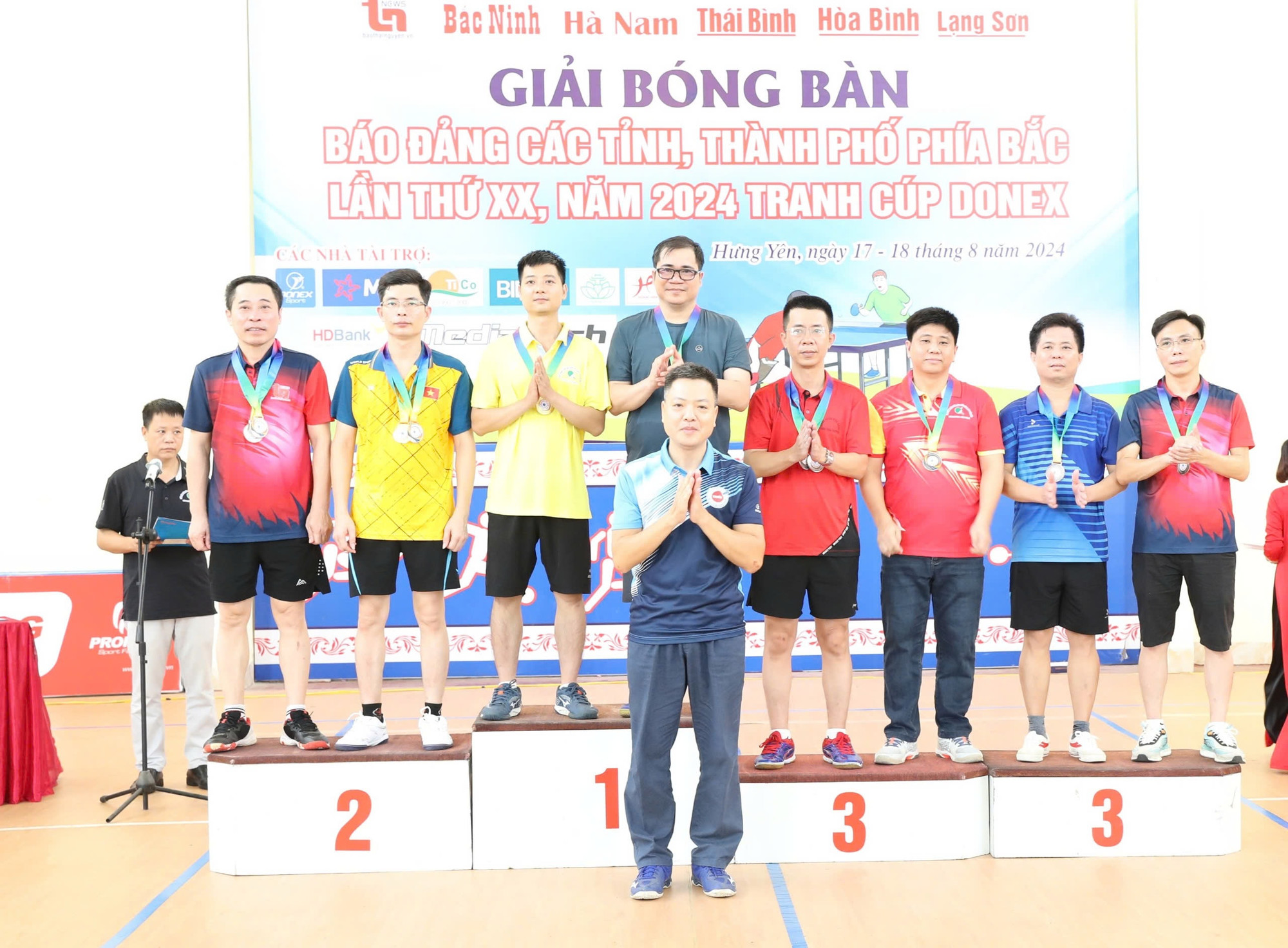 Nhà báo Nguyễn Hoàng Linh, Trần Kiên Giang (Báo Hưng Yên) giành giải Nhất đôi nam dưới 45 tuổi.