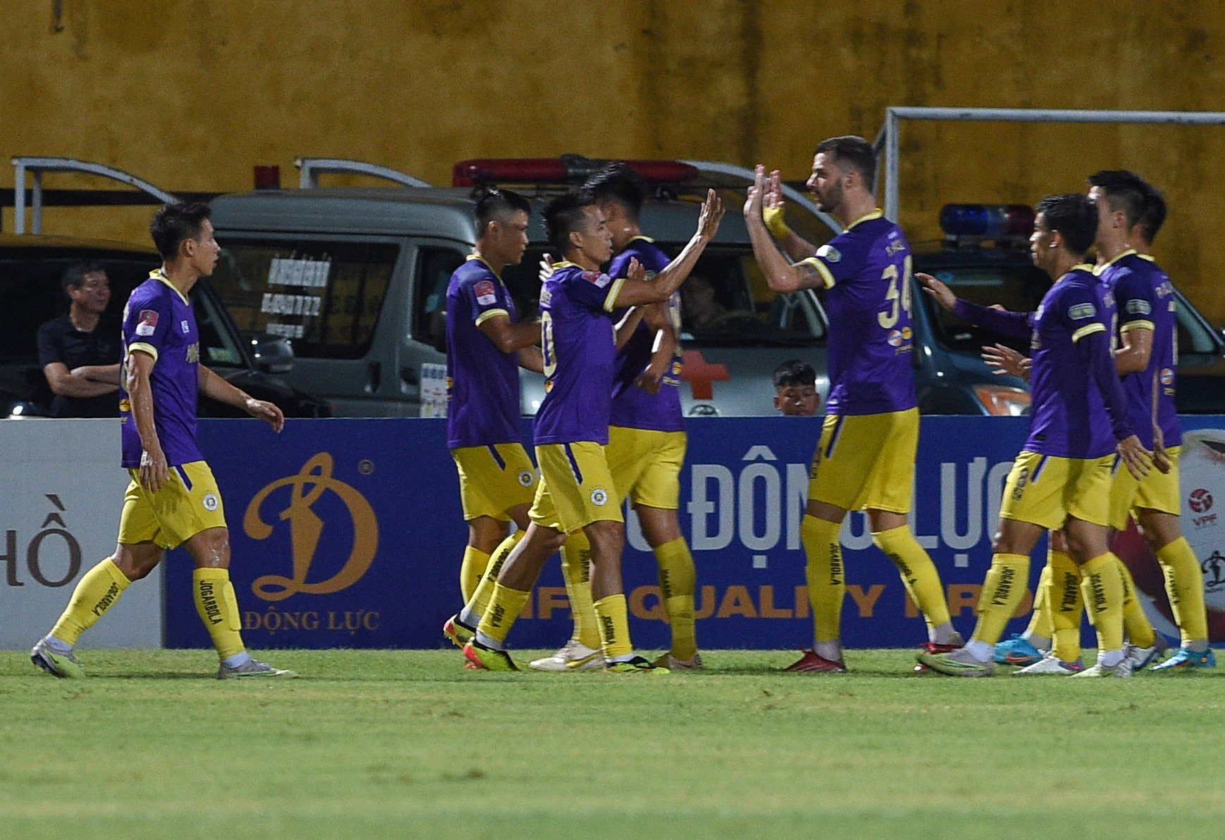 Trận đấu diễn ra với tốc độ cao. Ngay phút thứ 8, Văn Quyết cho bàn thắng mở tỷ số sau tình huống phối hợp hiệu quả. Trận đấu diễn ra với tốc độ cao. Ngay phút thứ 8, Văn Quyết cho bàn thắng mở tỷ số sau tình huống phối hợp hiệu quả.