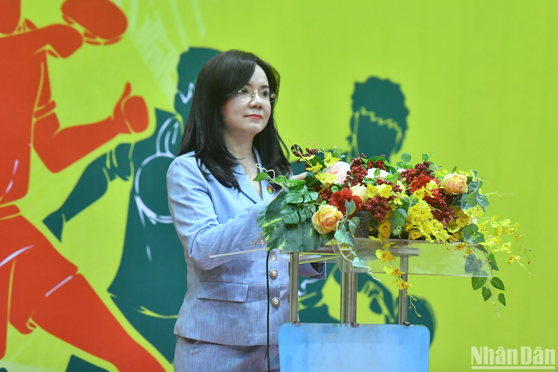 Bà Nguyễn Thị Hiền, Phó Tổng giám đốc Công ty Cổ phần Phân bón Dầu khí Cà Mau, thay mặt các nhà đồng hành chính và nhà đồng tài trợ phát biểu.