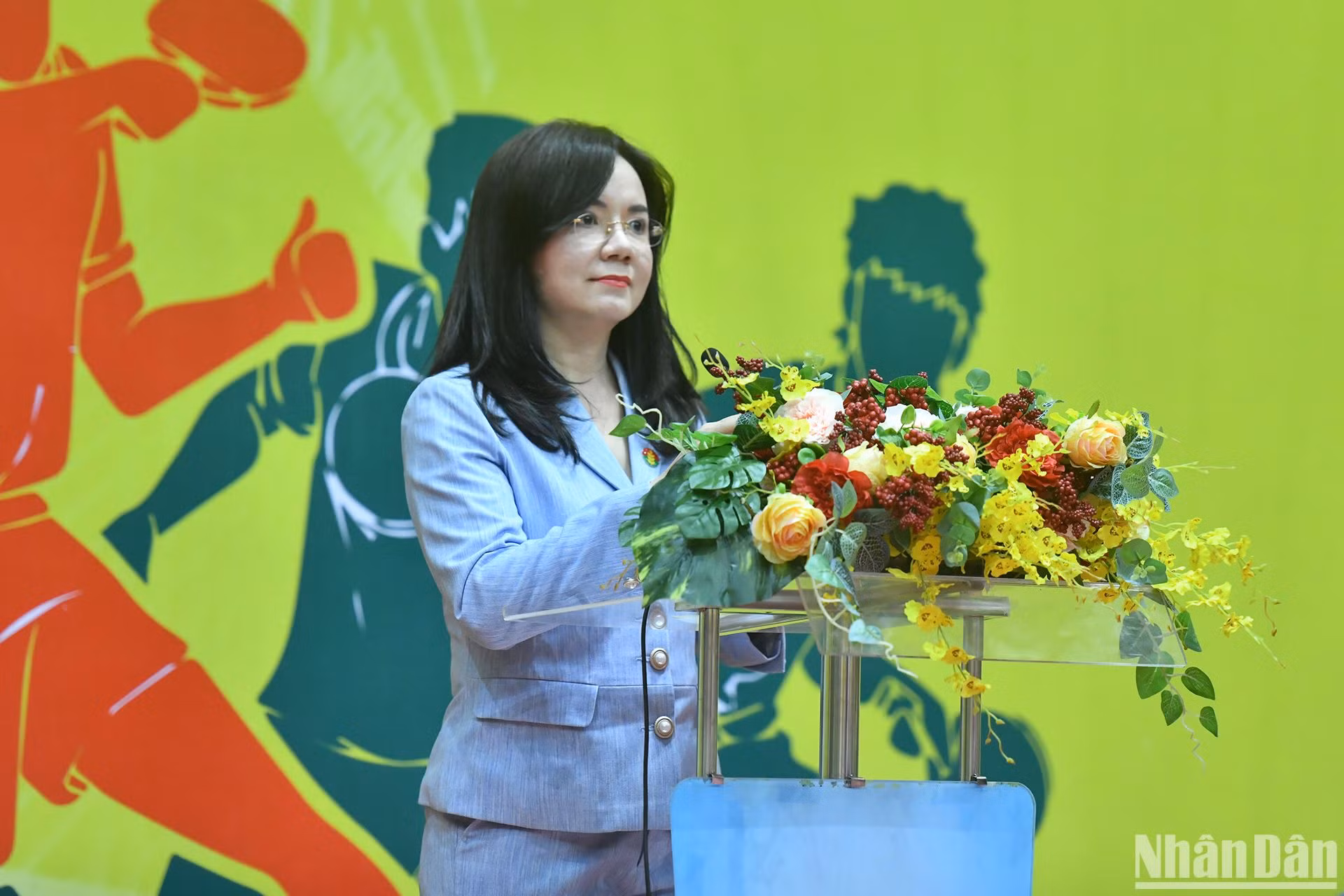 Bà Nguyễn Thị Hiền, Phó Tổng giám đốc Công ty Cổ phần Phân bón Dầu khí Cà Mau, thay mặt các nhà đồng hành chính và nhà đồng tài trợ phát biểu.