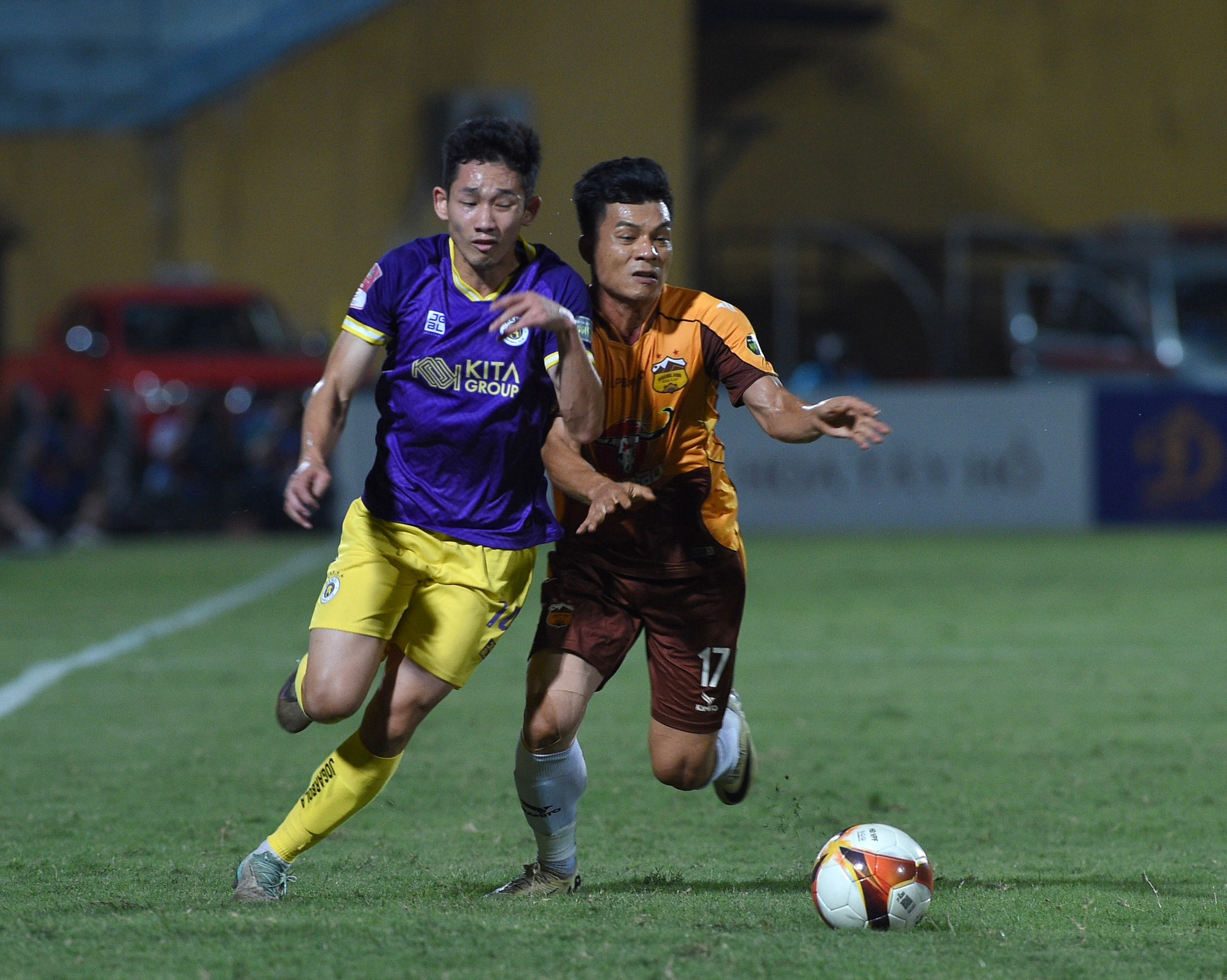 Hà Nội FC chủ động chơi tấn công ngay sau tiếng còi khai cuộc của trọng tài.