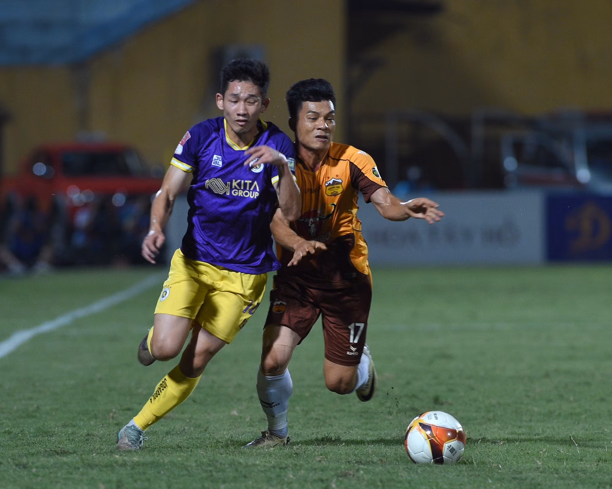 Hà Nội FC chủ động chơi tấn công ngay sau tiếng còi khai cuộc của trọng tài.