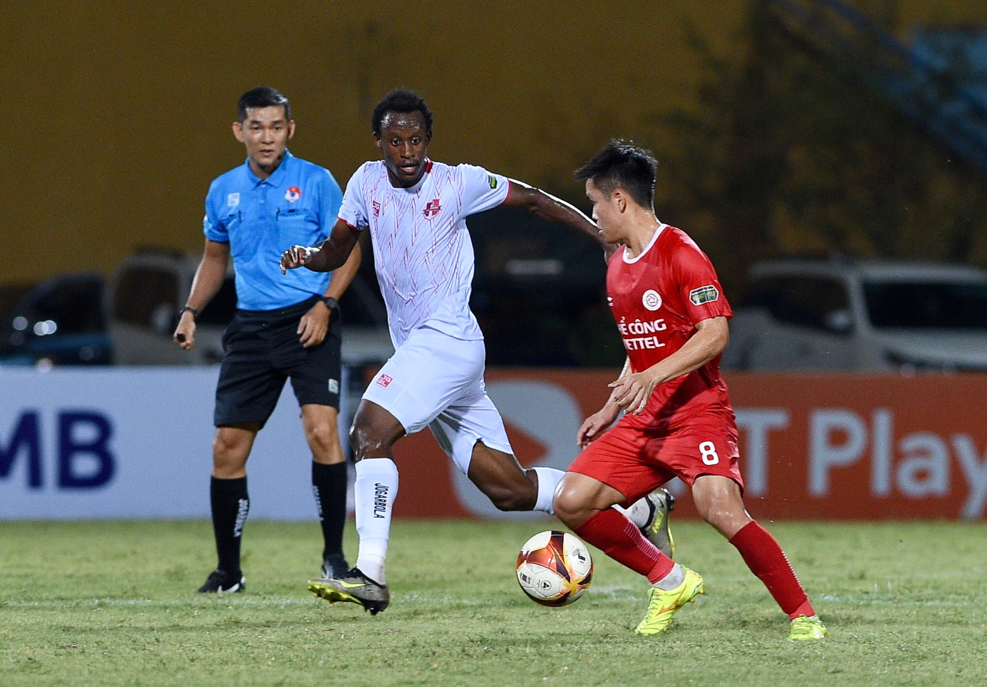 Chưa có đột phá từ hai bên. Hiệp 1 khép lại với tỷ số 1-0 nghiêng về câu lạc bộ Hải Phòng.