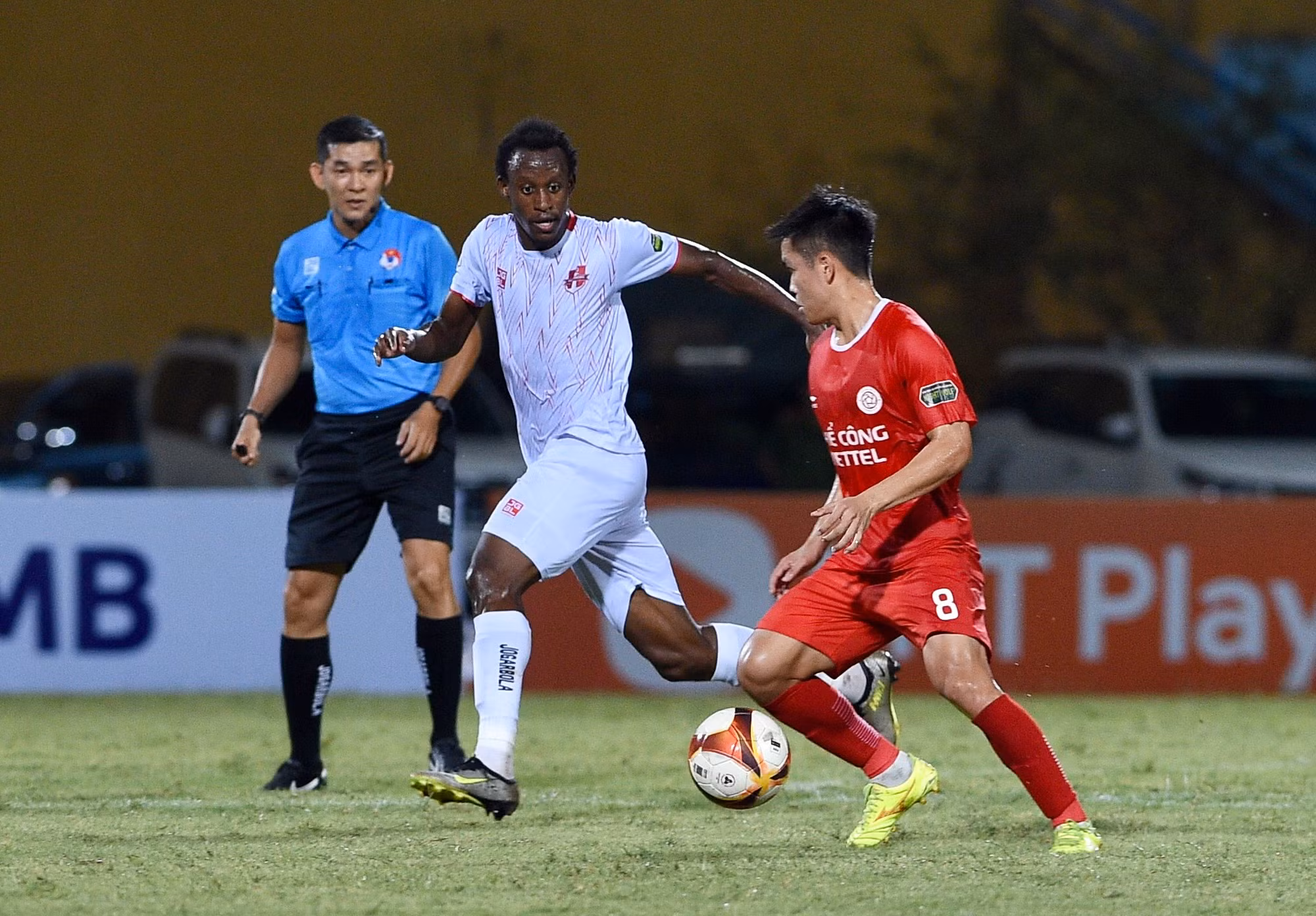 Chưa có đột phá từ hai bên. Hiệp 1 khép lại với tỷ số 1-0 nghiêng về câu lạc bộ Hải Phòng.