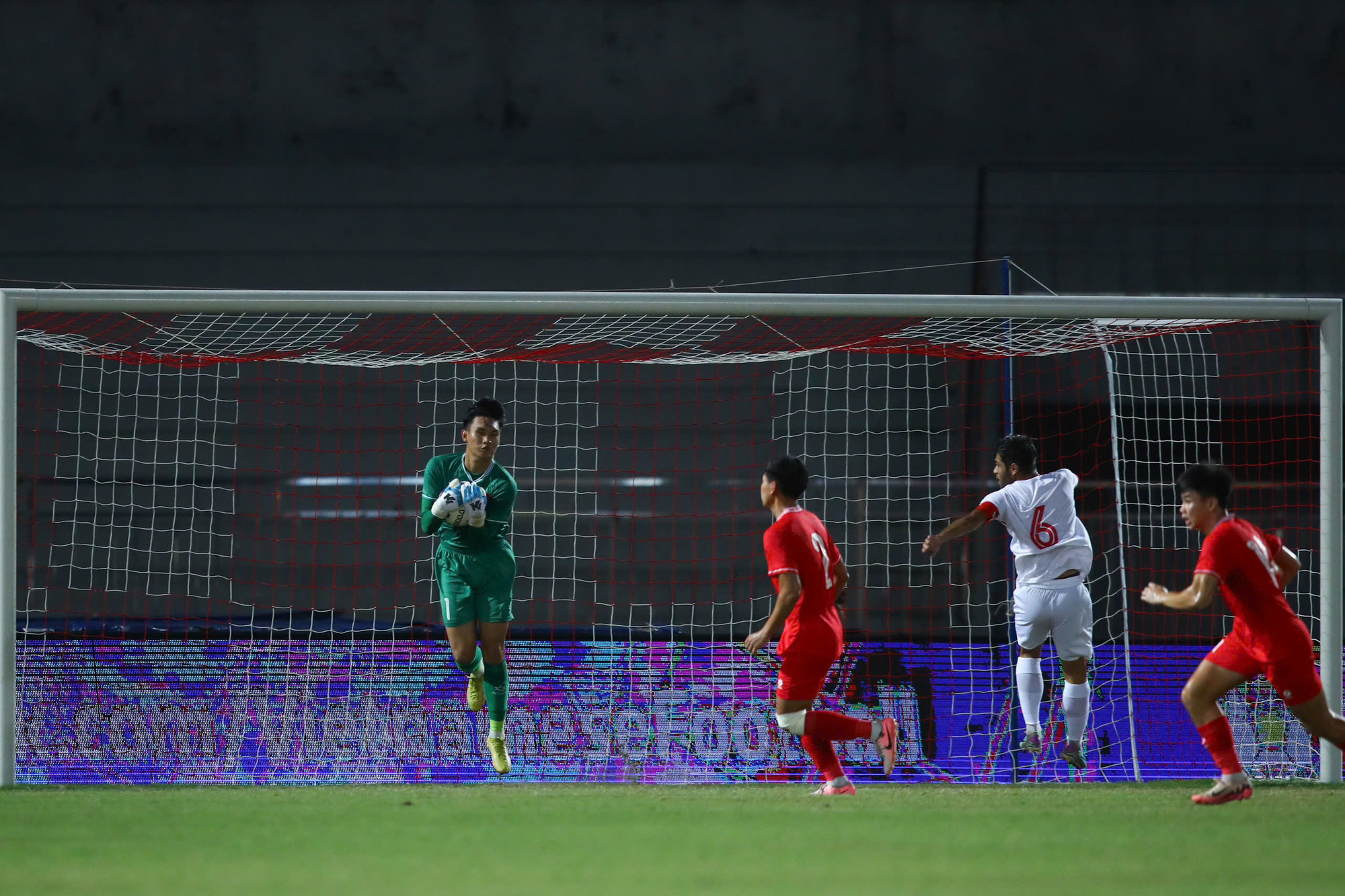 Các cầu thủ áo đỏ nhập cuộc khá thận trọng và ngăn chặn tốt nhiều đường tấn công biên vốn là thế mạnh của U20 Syria.