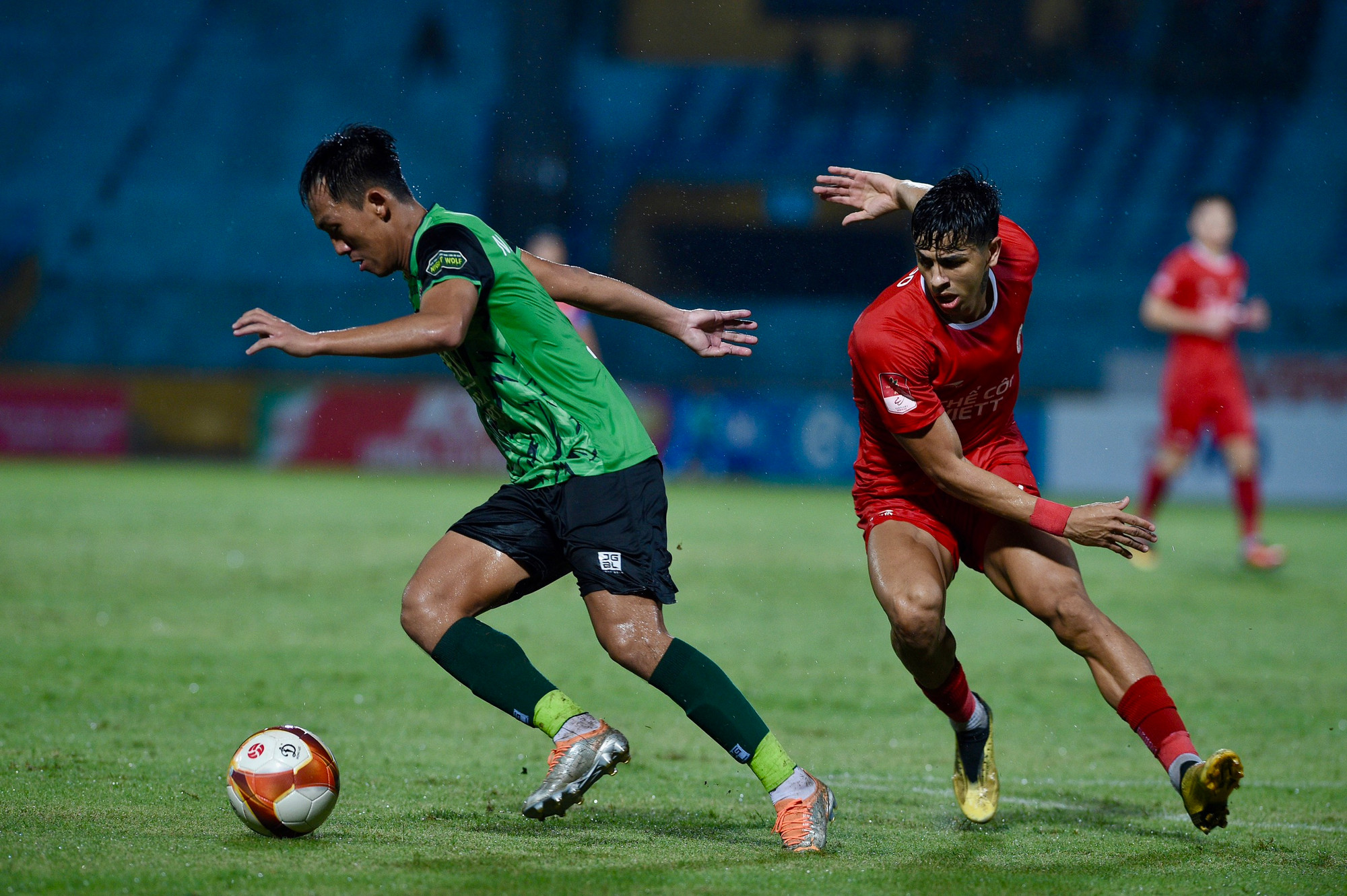 Sang hiệp 2, hai đội vẫn không tìm được bàn thắng. Patrick Lê Giang tiếp tục thể hiện phong độ ấn tượng. Sang hiệp 2, hai đội vẫn không tìm được bàn thắng. Patrick Lê Giang tiếp tục thể hiện phong độ ấn tượng.