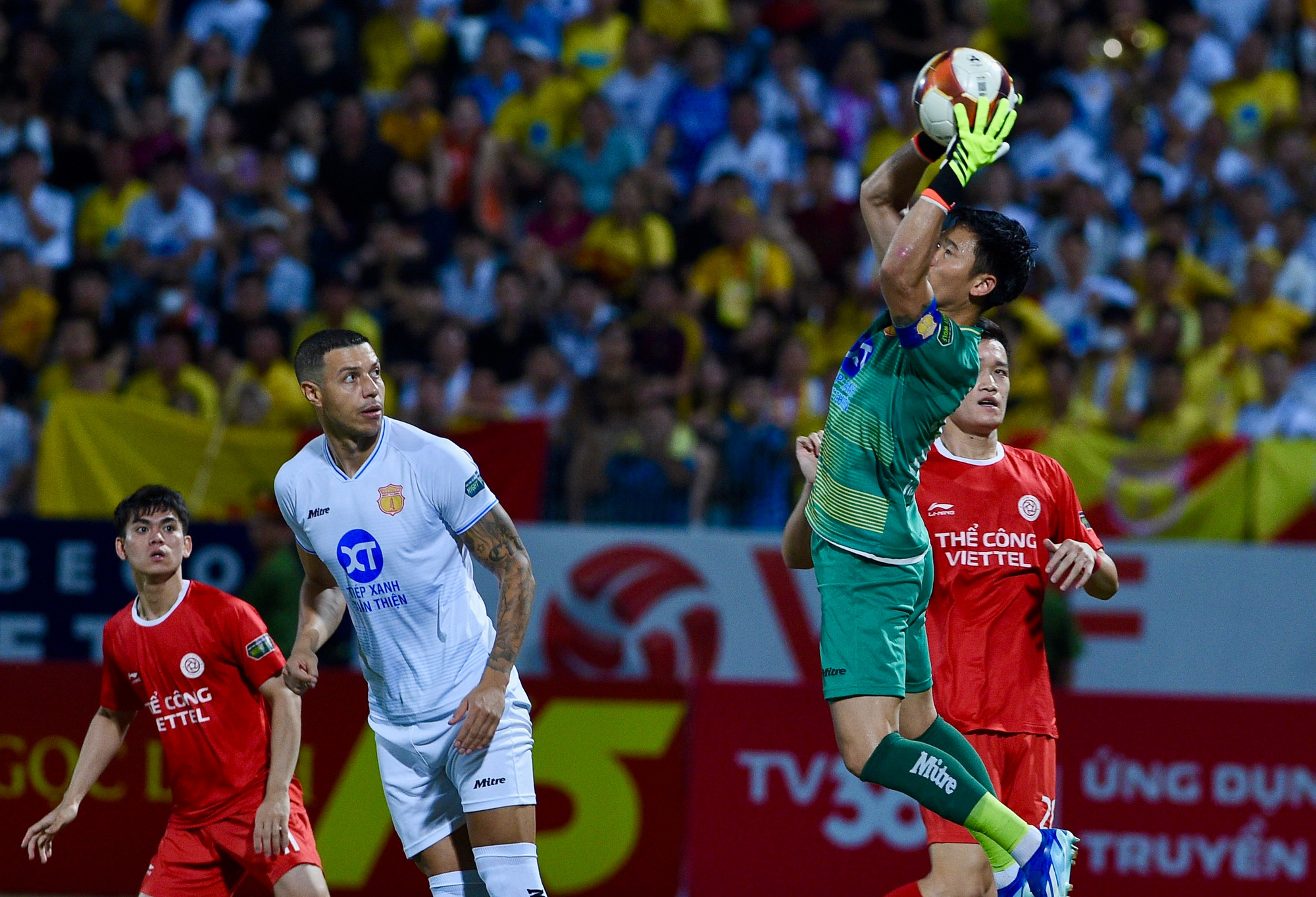 Trận đấu khởi sắc với các pha tấn công từ sớm.