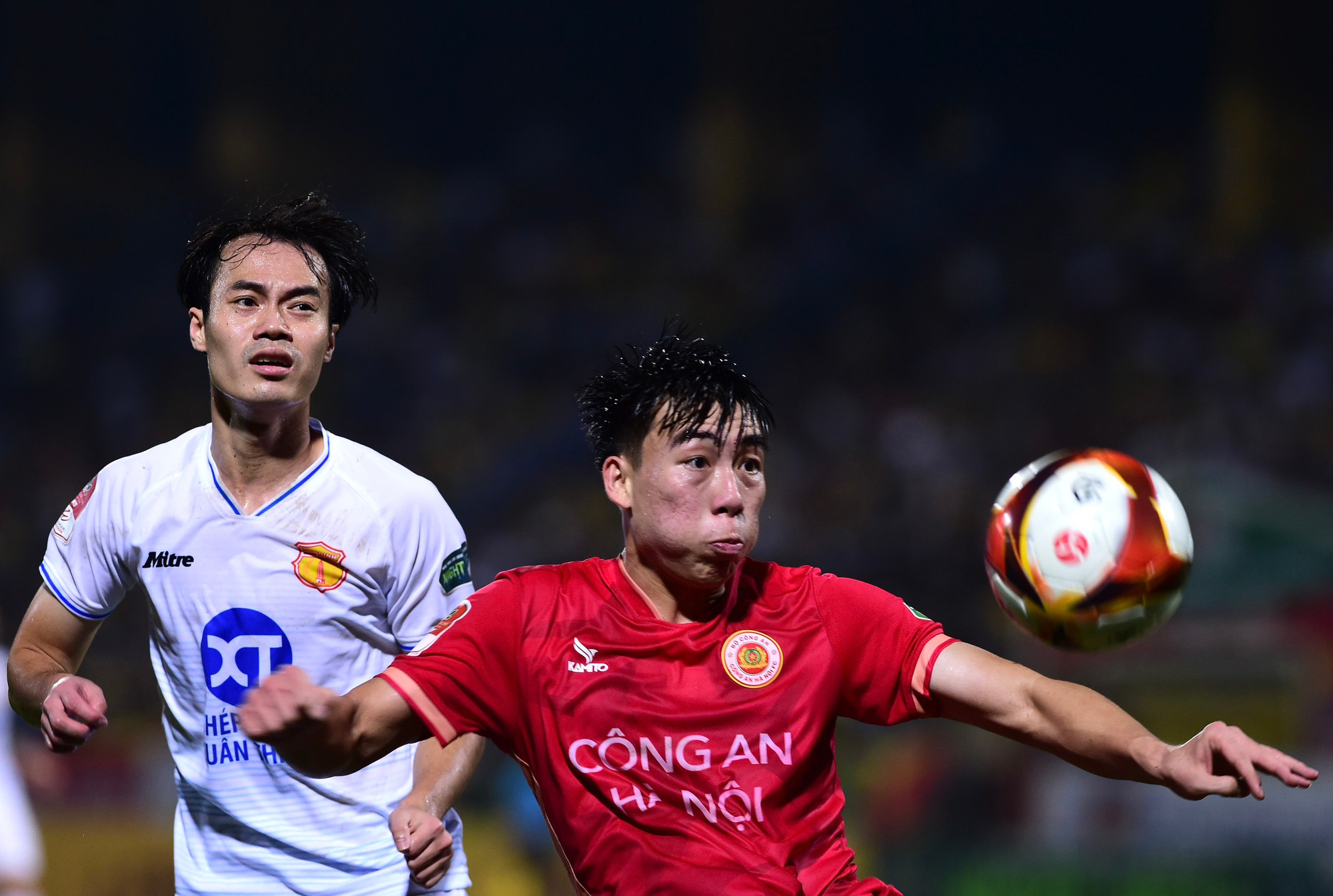 Sang hiệp 2, Công an Hà Nội có bàn gỡ hòa 2-2 ở phút 52. Nhận đường chuyền từ Geovane, Jeferson Elias dẫn bóng một nhịp rồi tung cú sút từ khoảng cách 27m. Bóng đi lập bập khiến Nguyên Mạnh bay người hết cỡ cũng không thể cản phá.