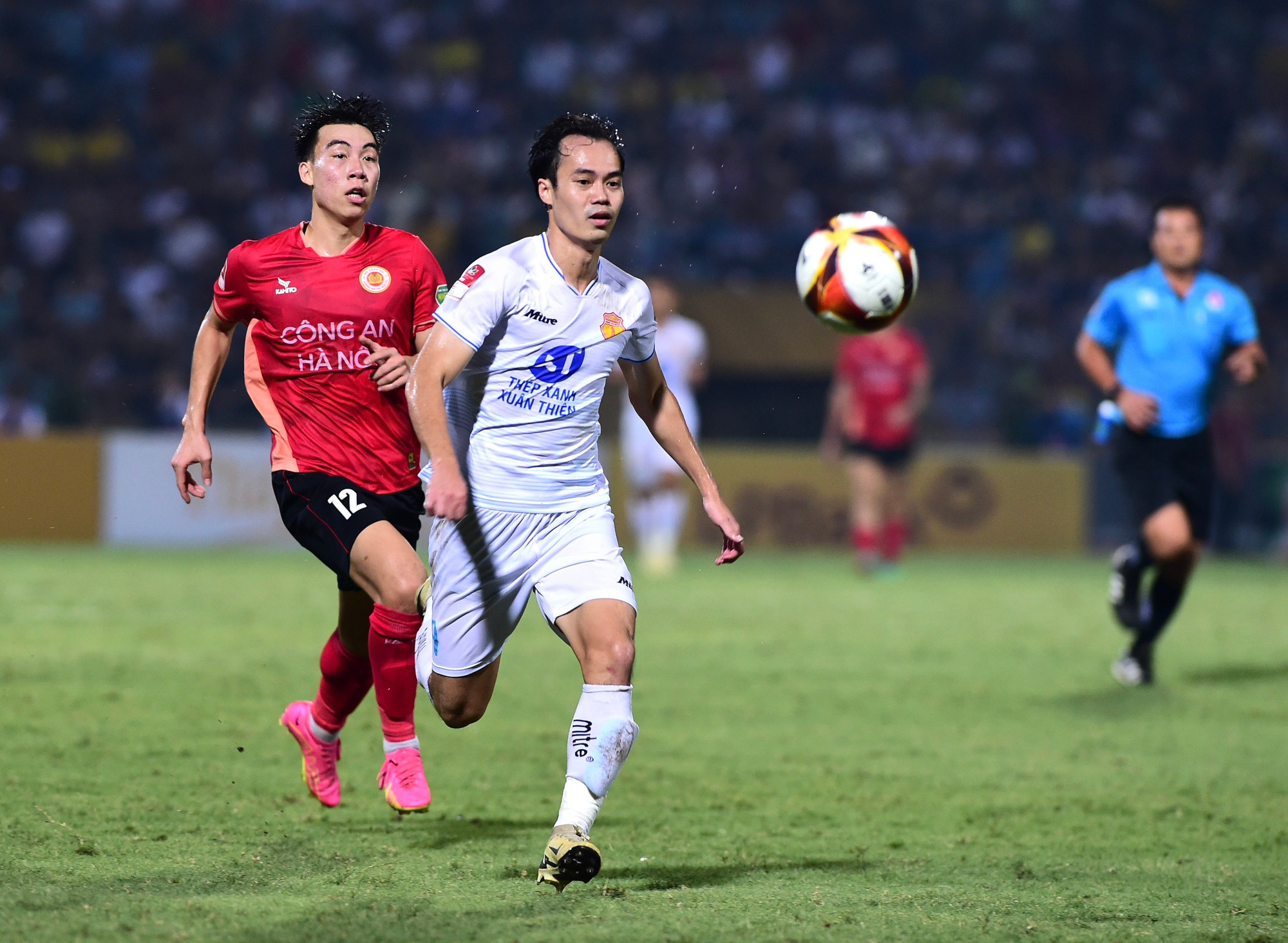Tiếp tục là những tình huống tấn công bài bản của hai đội.