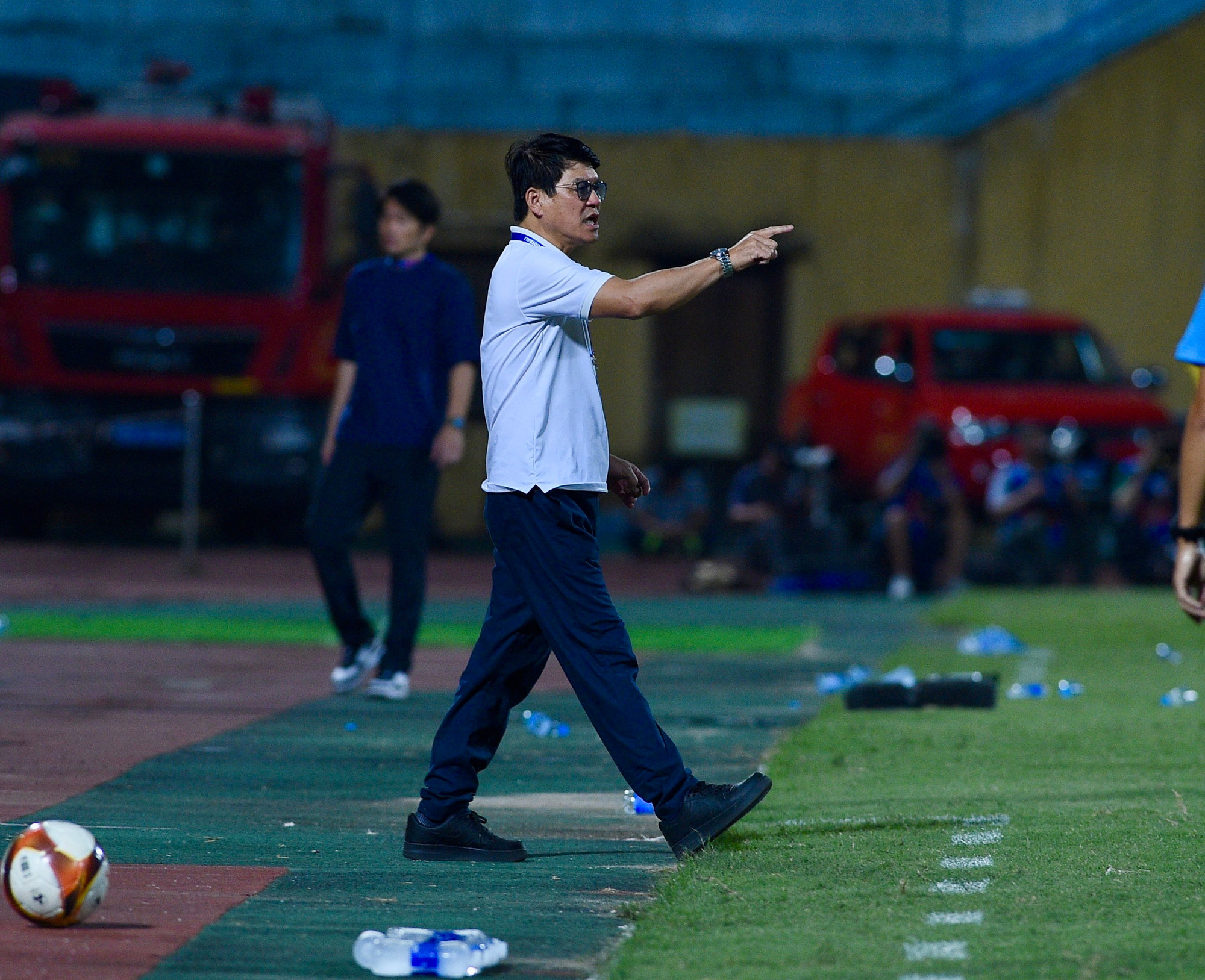 Huấn luyện viên Vũ Tiến Thành liên tục đưa ra chỉ đạo.
