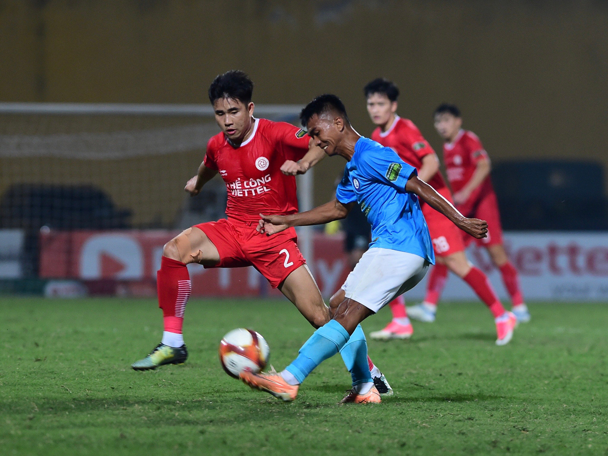 Các cầu thủ Khánh Hòa với những nỗ lực cuối cùng.