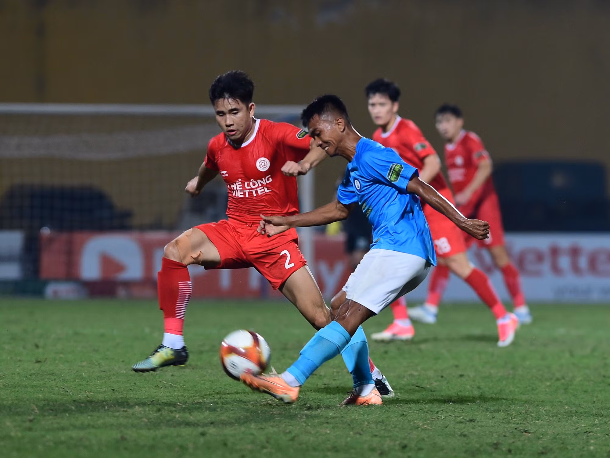 Các cầu thủ Khánh Hòa với những nỗ lực cuối cùng.