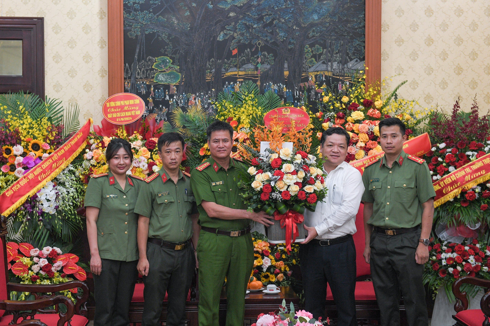 Đoàn Công an quận Hoàn Kiếm do Đại tá Hà Mạnh Hùng, Trưởng Công an quận Hoàn Kiếm chúc mừng Báo Nhân Dân.