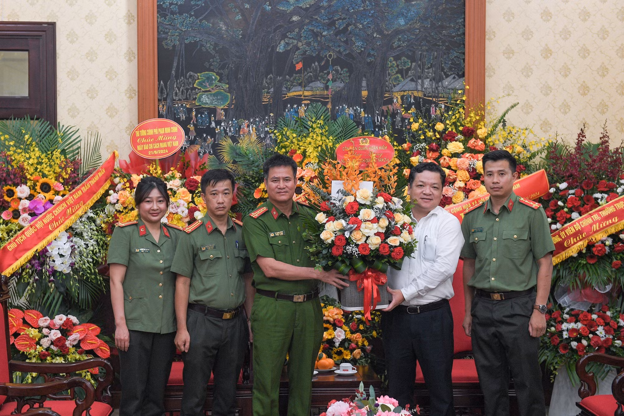 Đoàn Công an quận Hoàn Kiếm do Đại tá Hà Mạnh Hùng, Trưởng Công an quận Hoàn Kiếm chúc mừng Báo Nhân Dân. Đoàn Công an quận Hoàn Kiếm do Đại tá Hà Mạnh Hùng, Trưởng Công an quận Hoàn Kiếm chúc mừng Báo Nhân Dân.