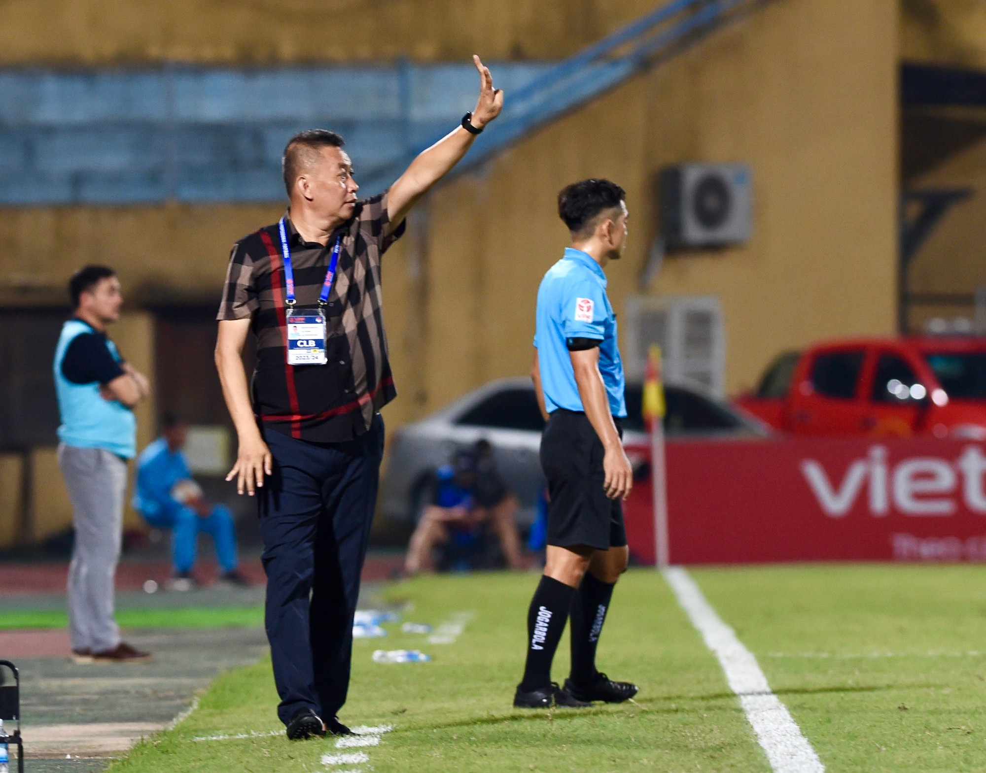 Huấn luyện viên Quang Huy chỉ đạo các cầu thủ Bình Định từ ngoài đường biên.