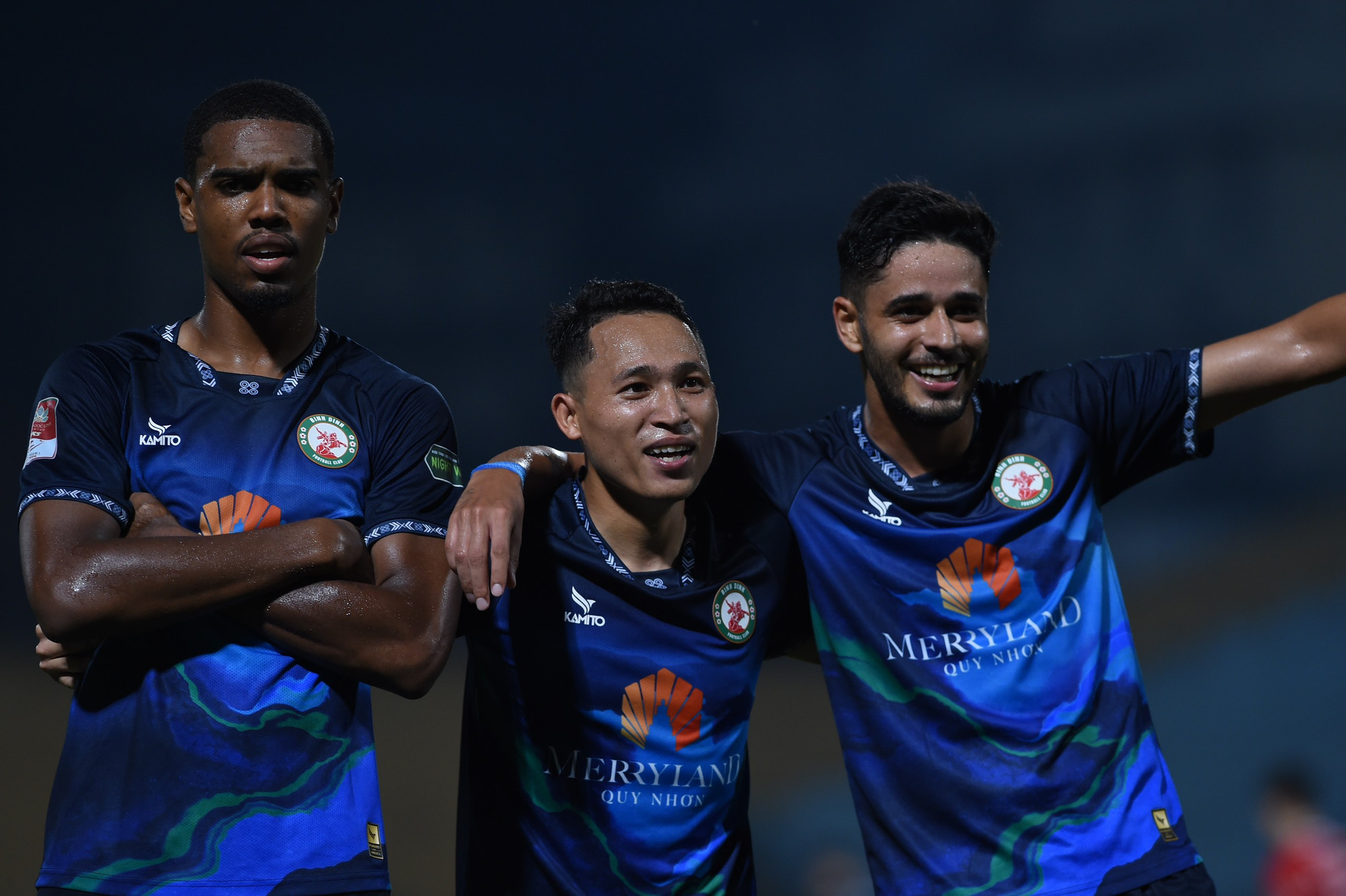 Nút thắt được cởi ở phút 57, Nguyễn Văn Đức tận dụng sai lầm của thủ thành Viettel để mở tỷ số trận đấu.