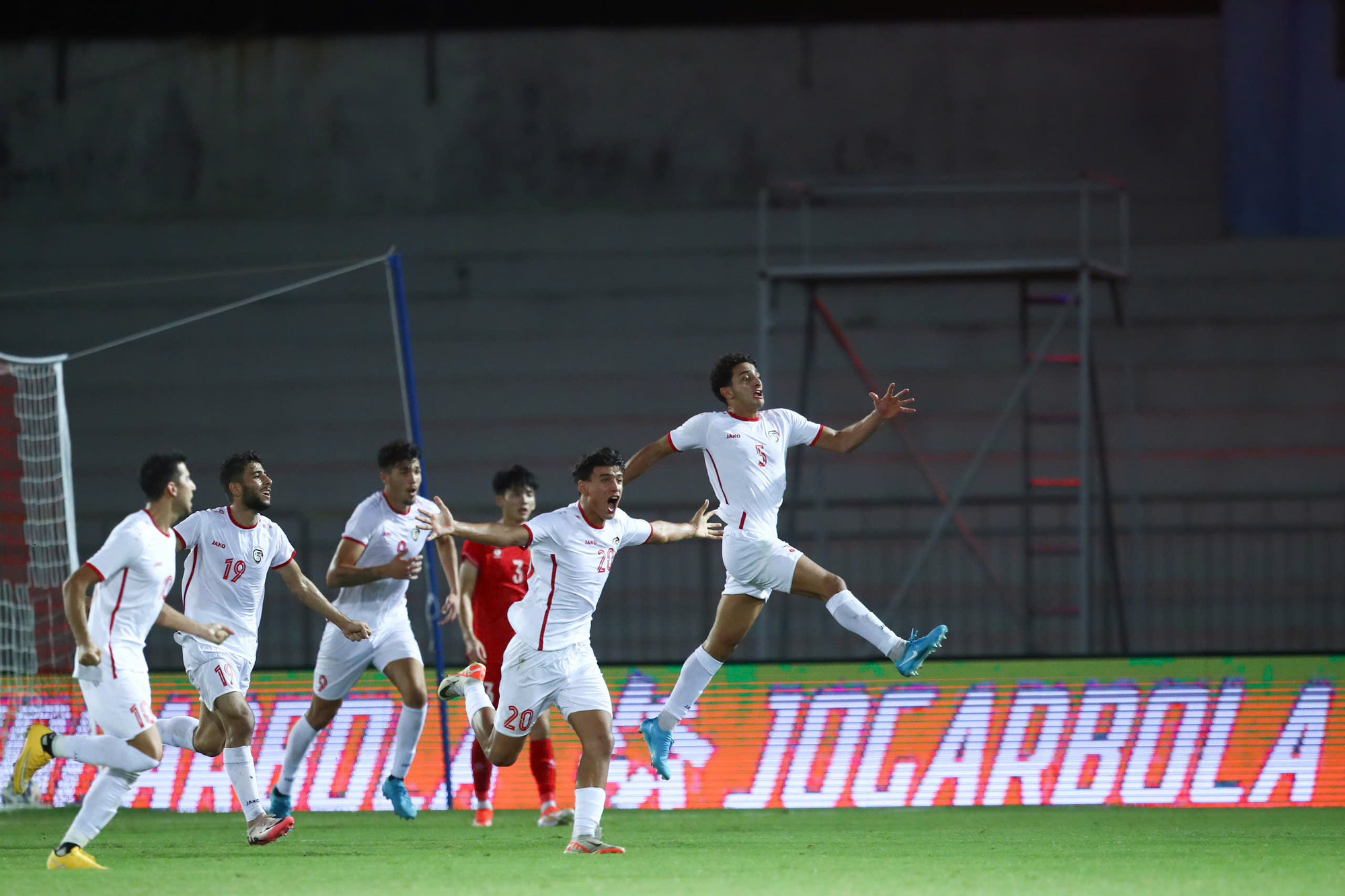 Thế nhưng, bất ngờ xảy ra ở phút 76. Từ pha đá phạt góc của U20 Syria, bóng vô tình chạm đầu Ngọc Chiến bay về lưới nhà, giúp đội khách vươn lên dẫn trước 1-0.