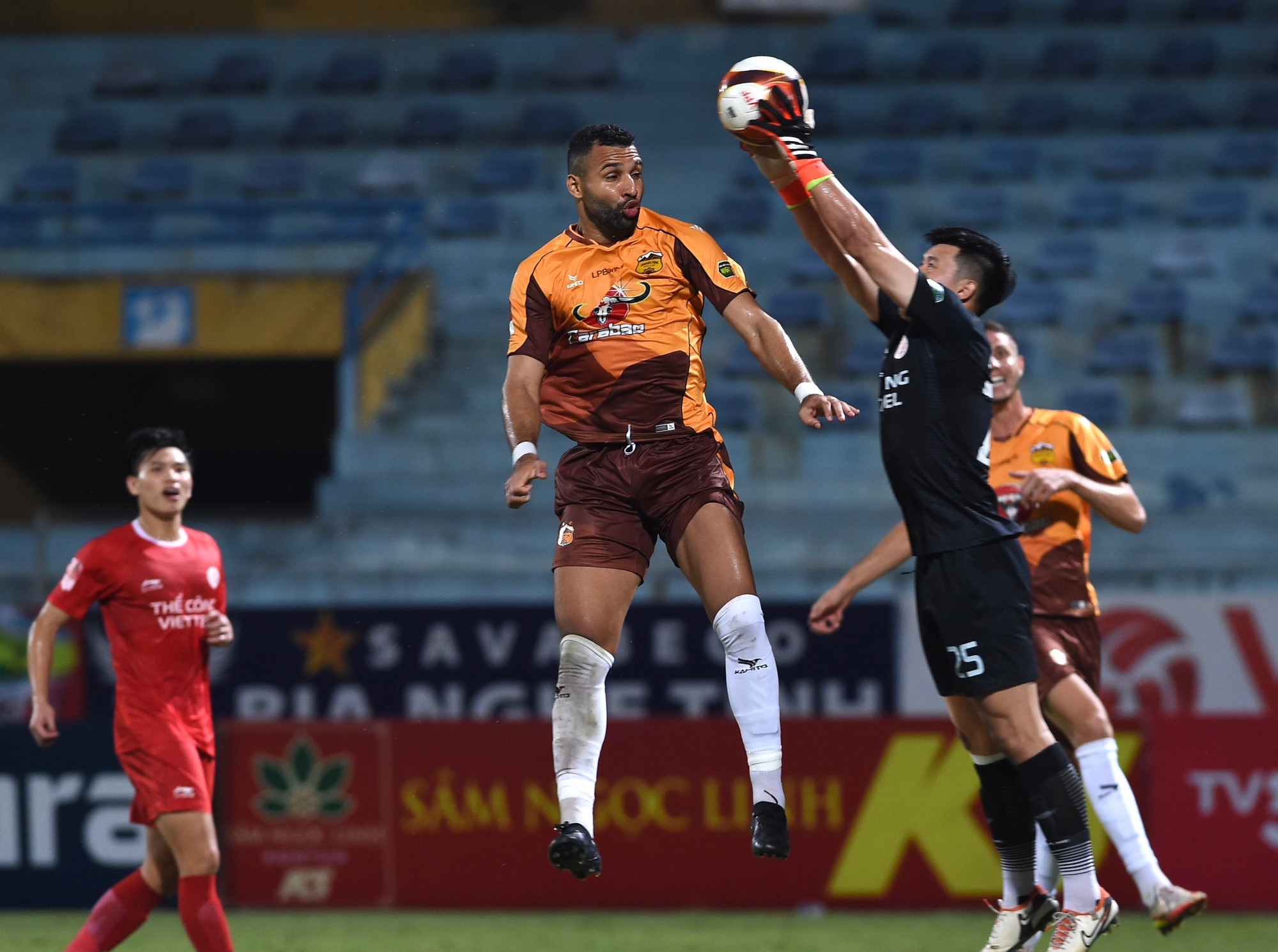 Thủ môn Thế Tài (Thể Công Viettel) bắt bóng trên đầu cầu thủ Hoàng Anh Gia Lai.