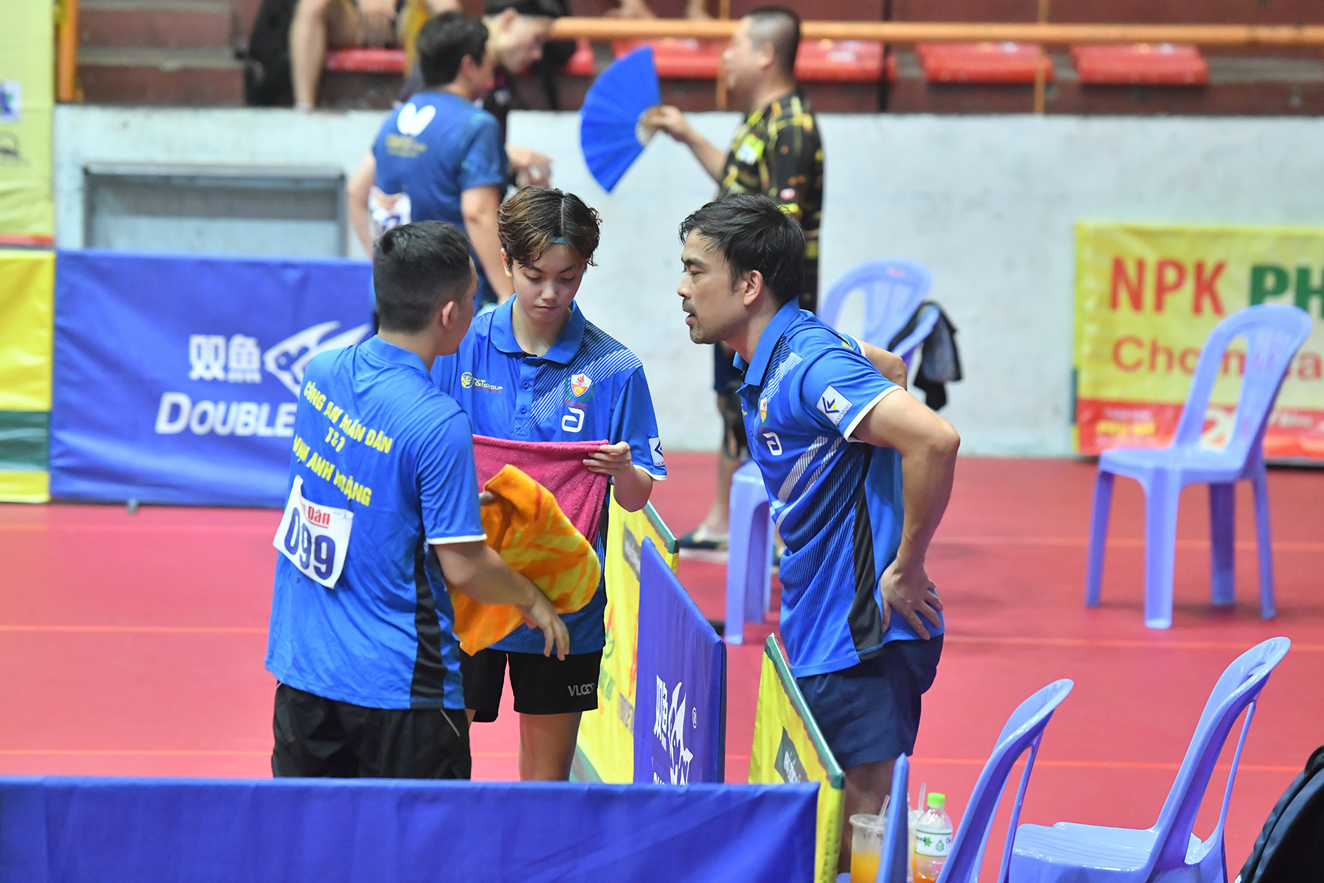 Huấn luyện viên của Công an nhân dân - T&T trao đổi cùng các học trò. Huấn luyện viên của Công an nhân dân - T&T trao đổi cùng các học trò.