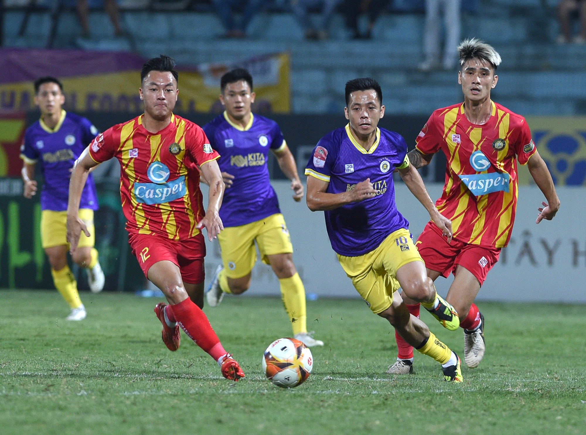 Văn Quyết đảm nhiệm vai trò quen thuộc - đội trưởng của Hà Nội FC.