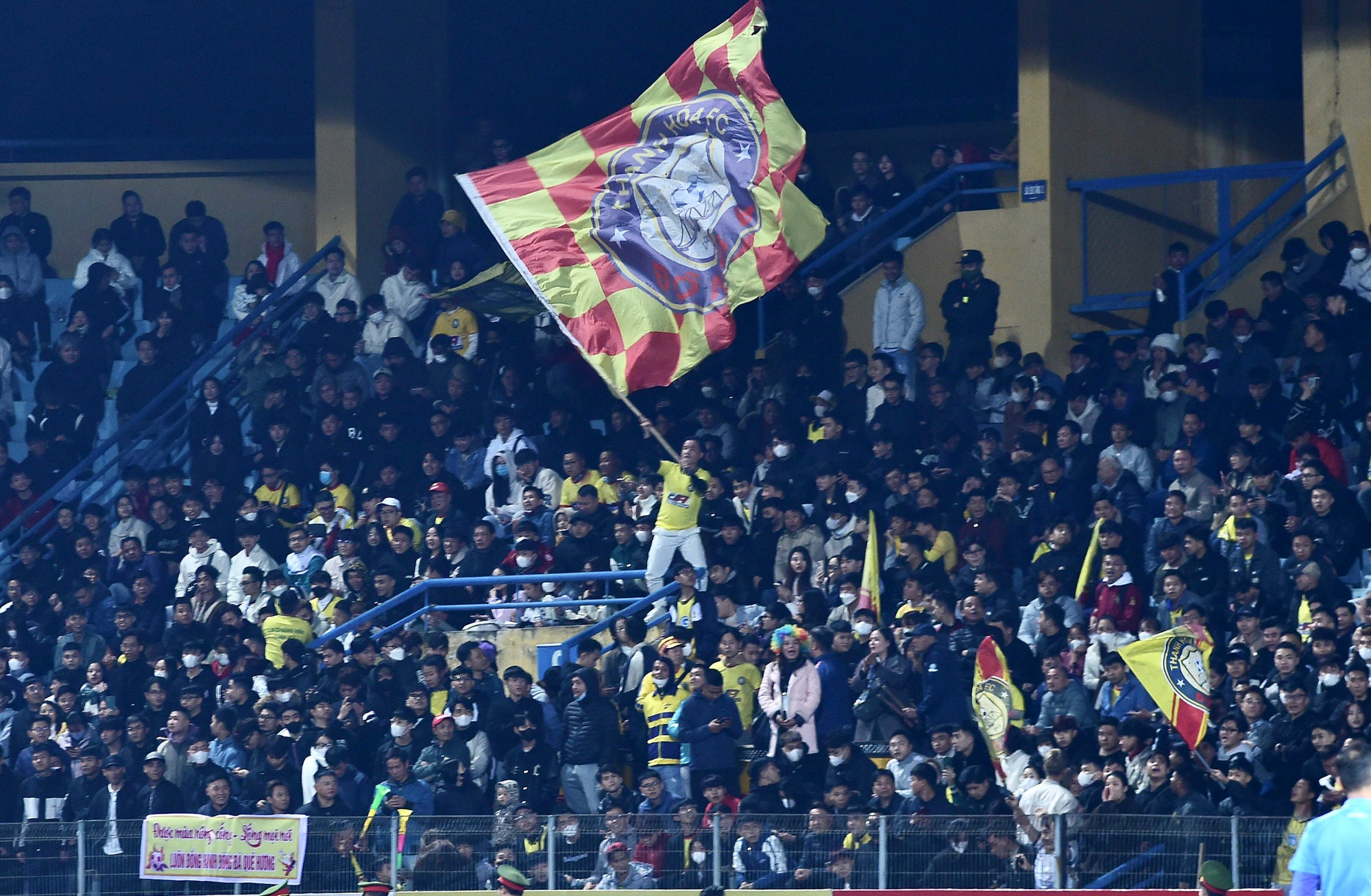 Hội cổ động viên Đông Á Thanh Hóa đến với sân khách để cổ vũ. Hội cổ động viên Đông Á Thanh Hóa đến với sân khách để cổ vũ.