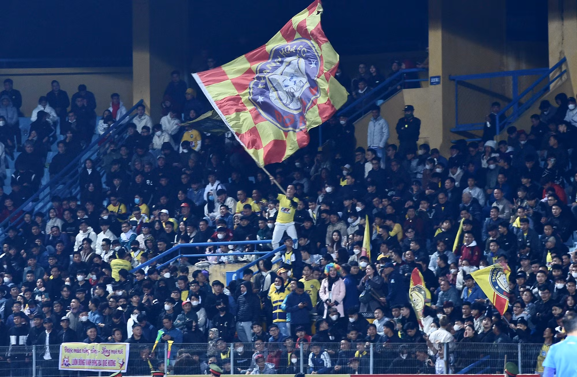 Hội cổ động viên Đông Á Thanh Hóa đến với sân khách để cổ vũ.