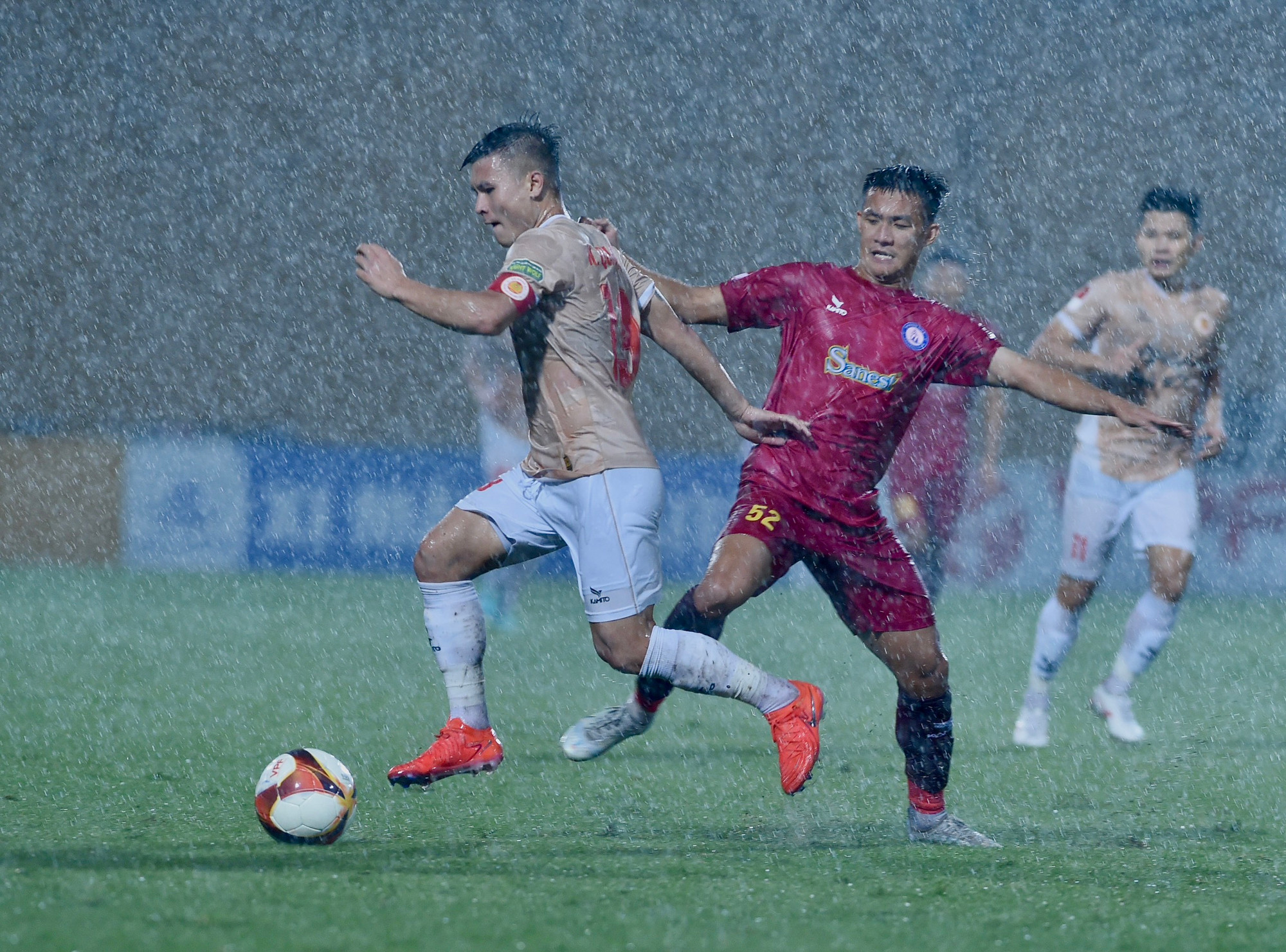 Quang Hải là điểm nhấn trong những đợt tấn công của Công an Hà Nội.