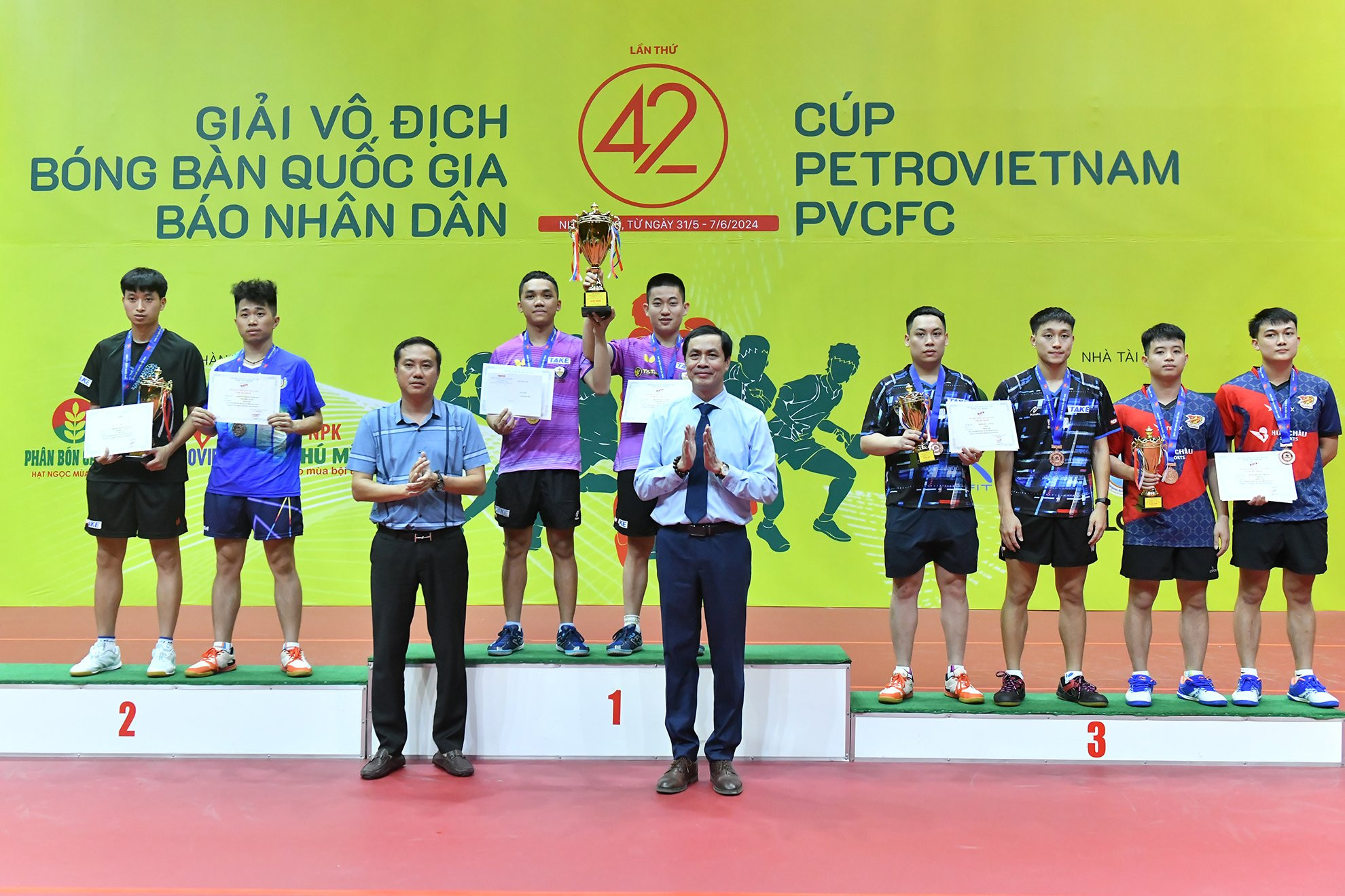 Đồng chí Trần Hữu Việt, Trưởng Ban Văn hóa-Văn nghệ Báo Nhân Dân, Trưởng Ban tổ chức giải và ông Nguyễn Xuân Vũ, Chủ tịch Liên đoàn Bóng bàn Việt Nam trao huy chương và cúp cho các vận động viên đoạt giải nội dung đội nam.