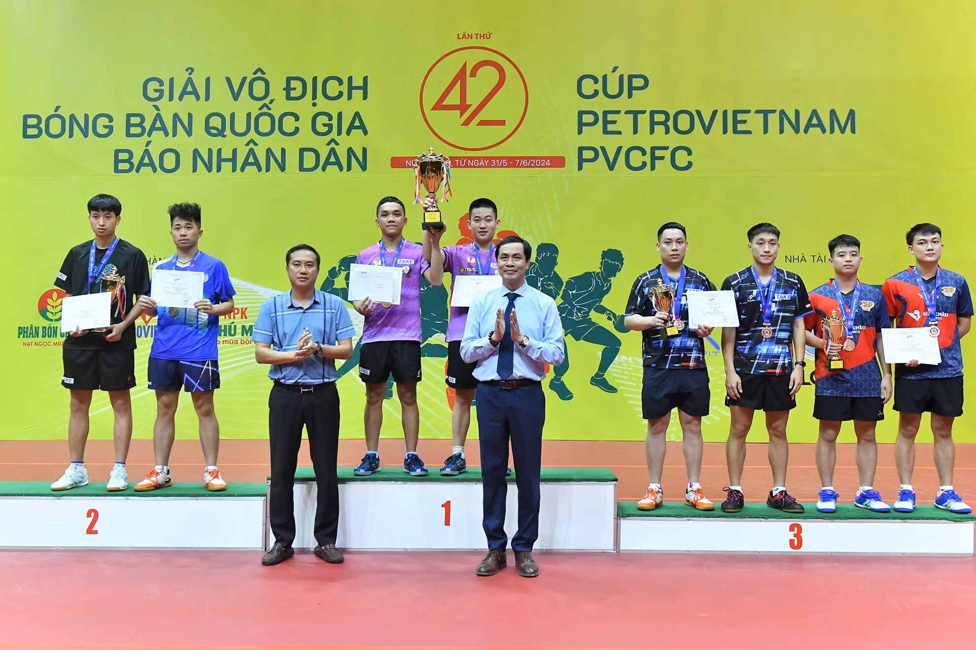 Đồng chí Trần Hữu Việt, Trưởng Ban Văn hóa-Văn nghệ Báo Nhân Dân, Trưởng Ban tổ chức giải và ông Nguyễn Xuân Vũ, Chủ tịch Liên đoàn Bóng bàn Việt Nam trao huy chương và cúp cho các vận động viên đoạt giải nội dung đội nam. Đồng chí Trần Hữu Việt, Trưởng Ban Văn hóa-Văn nghệ Báo Nhân Dân, Trưởng Ban tổ chức giải và ông Nguyễn Xuân Vũ, Chủ tịch Liên đoàn Bóng bàn Việt Nam trao huy chương và cúp cho các vận động viên đoạt giải nội dung đội nam.