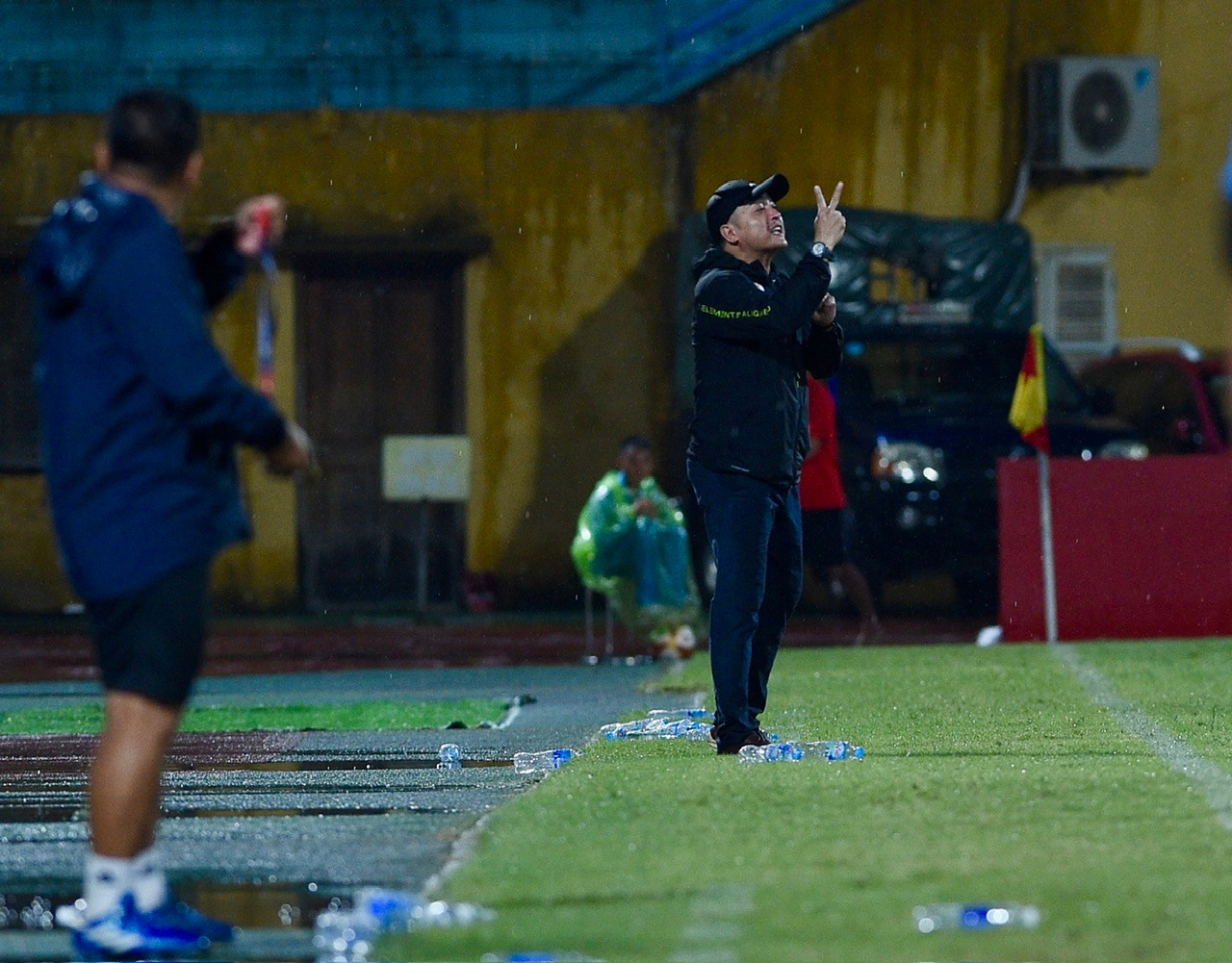 Trận đấu diễn ra ở thế bế tắc nên huấn luyện viên Nguyễn Đức Thắng và Phùng Thanh Phương phải ra chỉ đạo các cầu thủ. Trận đấu diễn ra ở thế bế tắc nên huấn luyện viên Nguyễn Đức Thắng và Phùng Thanh Phương phải ra chỉ đạo các cầu thủ.