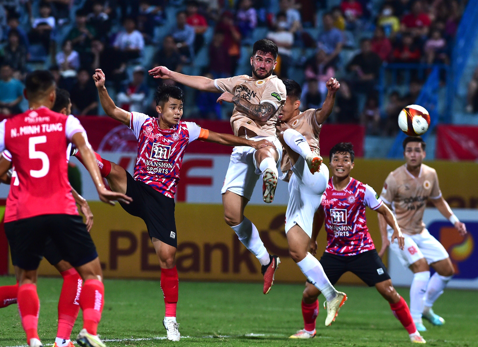 Chỉ 5 phút sau đó, từ pha phối hợp đẹp mắt, nhận đường chuyền của Văn Thanh, Tấn Tài căng ngang chính xác cho Geovane đệm bóng chính xác vào lưới TP Hồ Chí Minh.