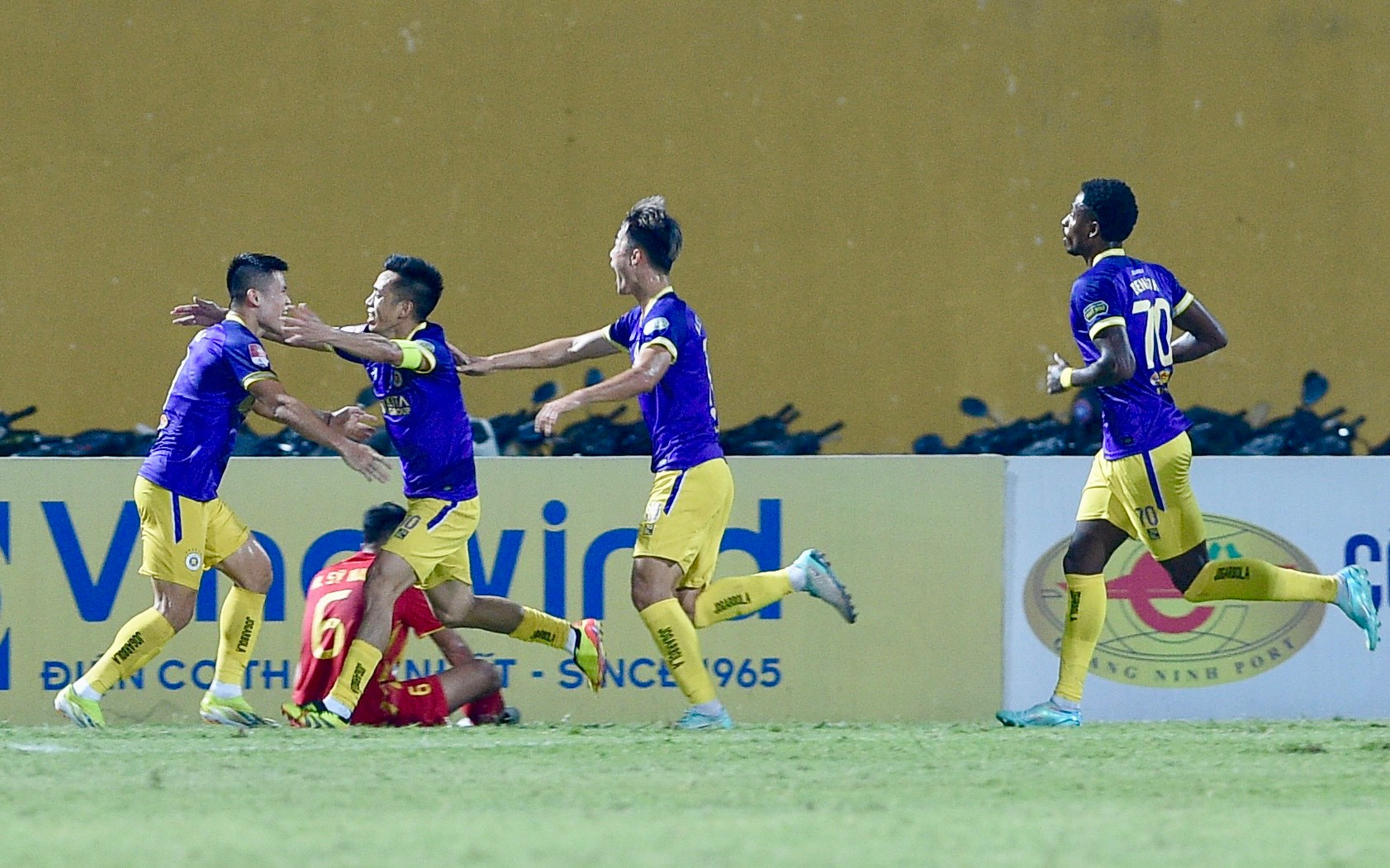 Thế nhưng đến phút 79, Hà Nội vẫn có bàn thắng. Người lập công vẫn là Văn Quyết. Từ quả tạt bổng của Tuấn Hải bên cánh trái vào, trung vệ Tim Hall đánh đầu cận thành buộc Xuân Hoàng đẩy bóng ra. Văn Quyết lập tức đá bồi tung lưới Thanh Hóa lần thứ hai.