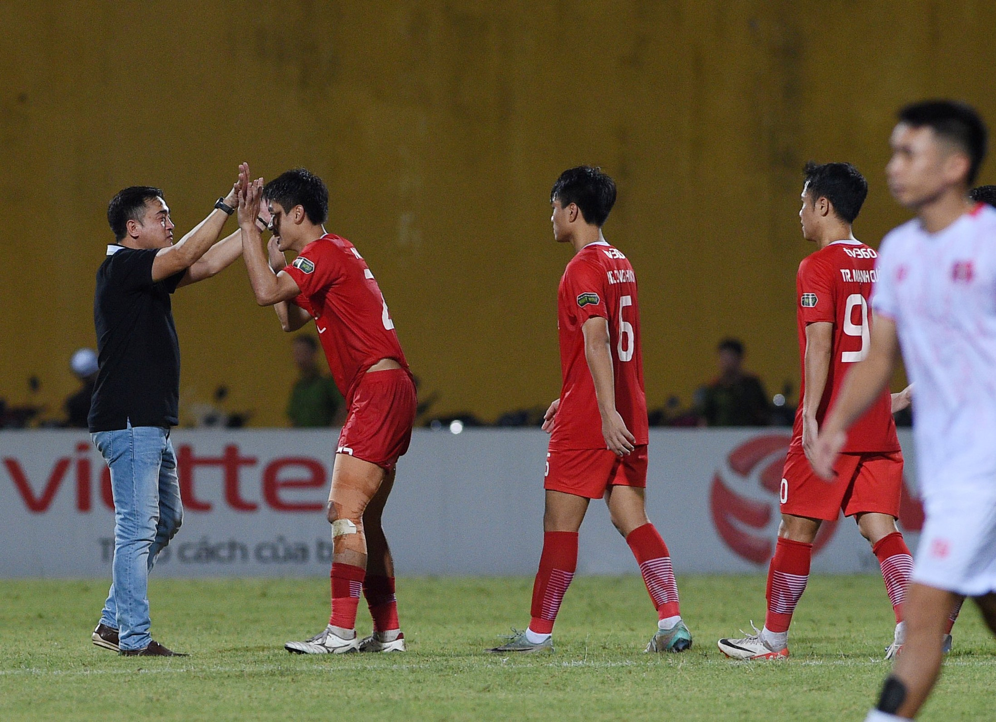 Phút 90+11, sau khi kiểm tra VAR, trọng tài Trần Ngọc Nhớ xác định Nhật Minh có tình huống phạm lỗi khi đá vào chân Nhâm Mạnh Dũng trong vòng cấm. Thể Công Viettel được hưởng quả phạt đền. Trên chấm 11, Pedro dễ dàng đánh lừa thủ môn Đình Triệu của Hải Phòng để ấn định chiến thắng kịch tính 2-1 cho Thể Công Viettel.