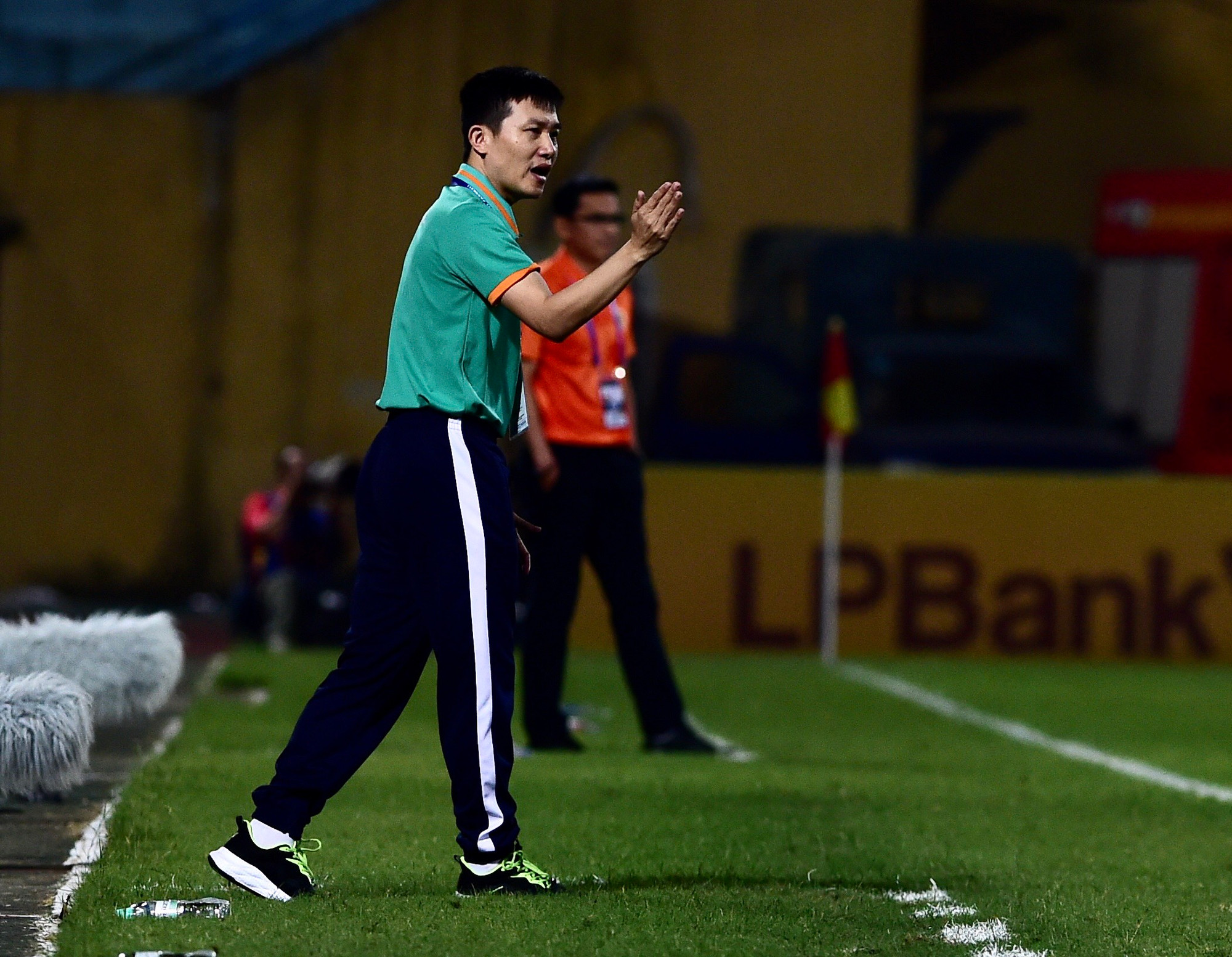 Huấn luyện viên Phan Như Thuật của Sông Lam Nghệ An chỉ đạo ngoài đường biên.