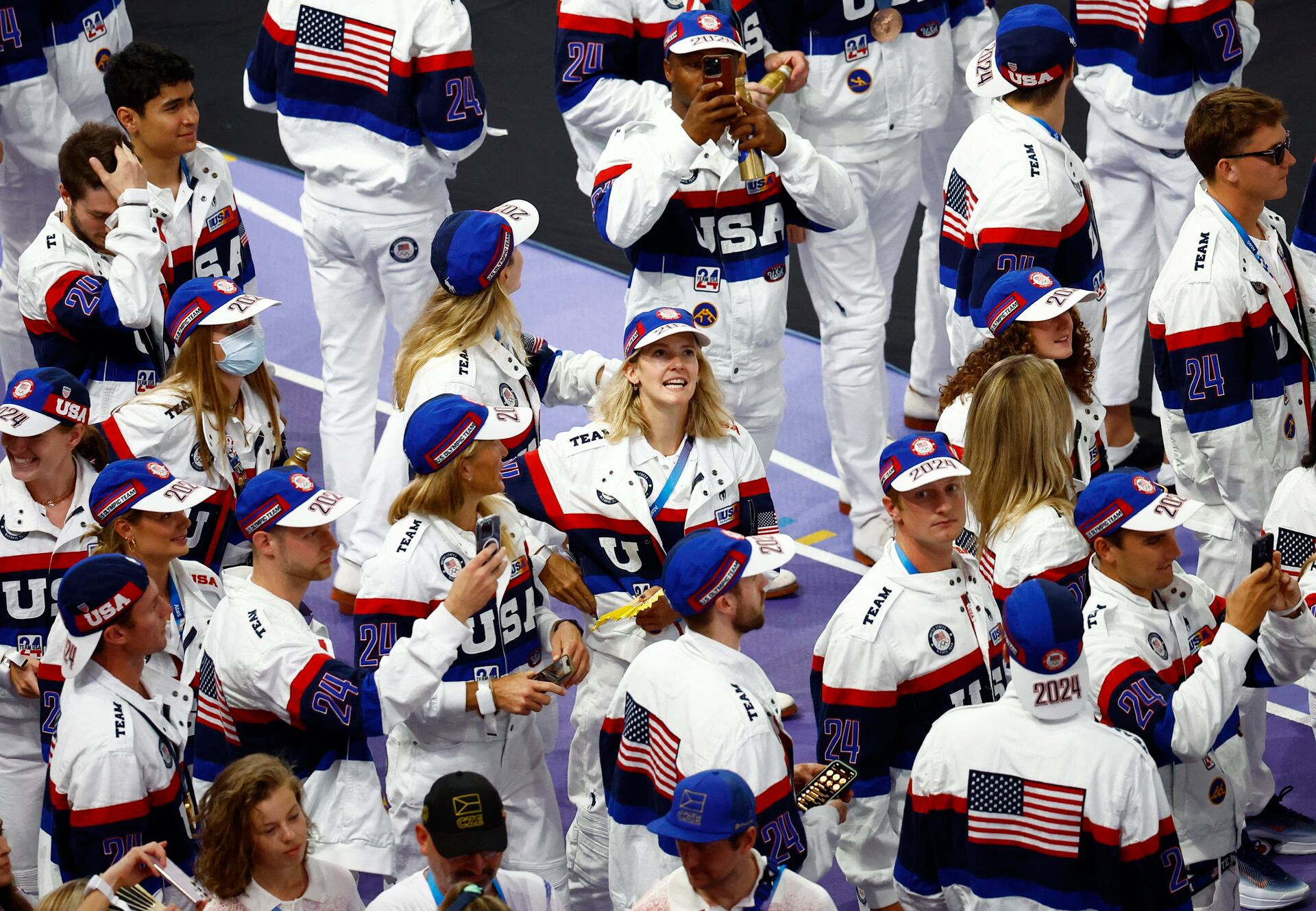 Đoàn thể thao Mỹ tại buổi lễ sau khi giành vị trí nhất toàn đoàn. Mỹ cũng chính là nước chủ nhà của Olympic tiếp theo.