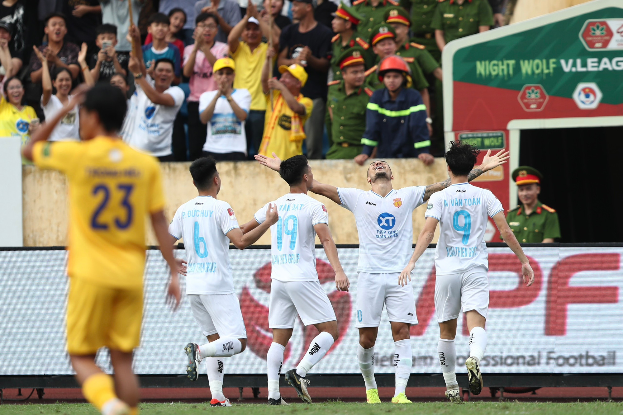 [Ảnh] Nam Định lên ngôi V-League sau 39 năm chờ đợi ảnh 2