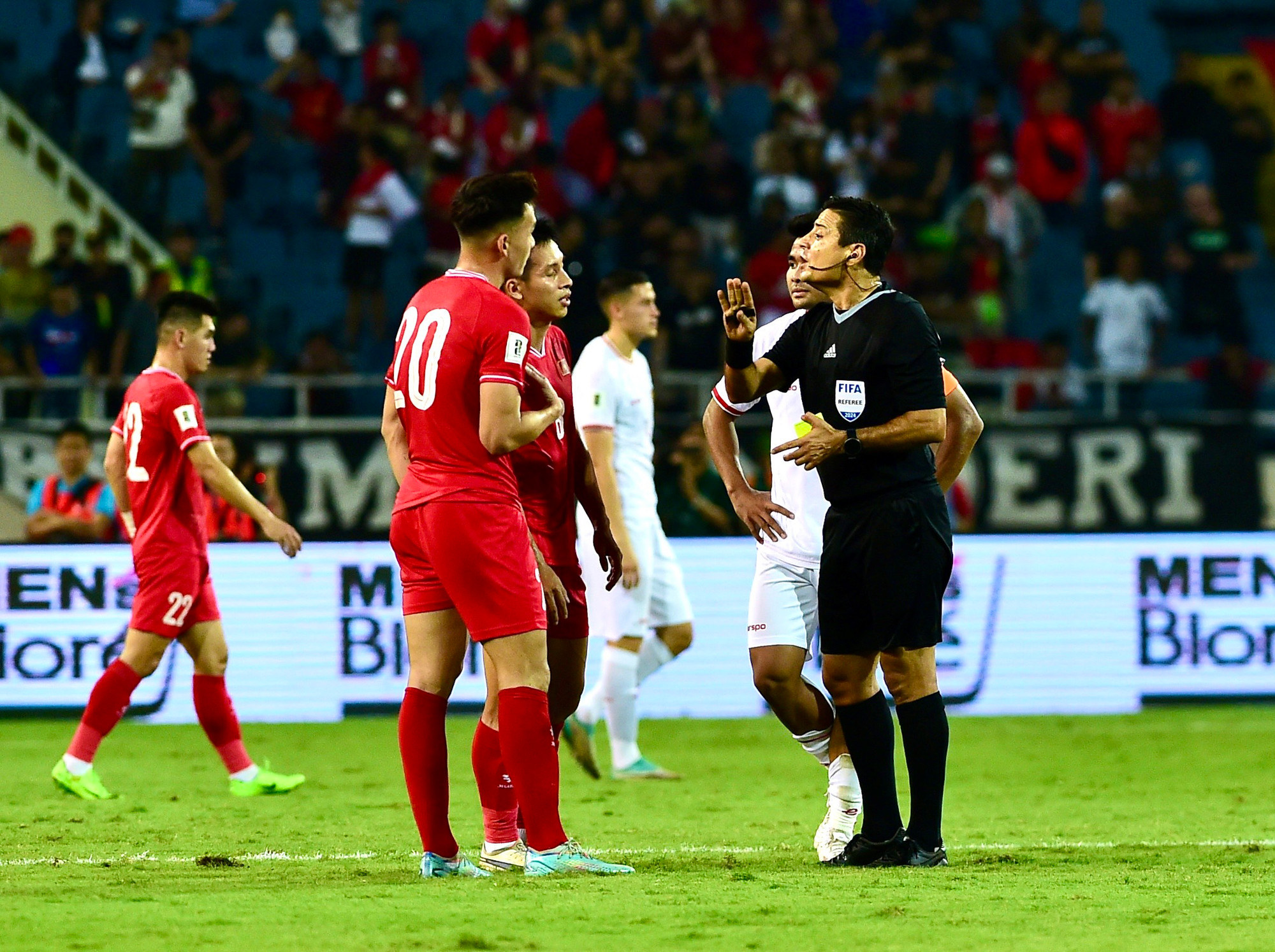 Bùi Hoàng Việt Anh nhận thẻ vàng do lỗi phản ứng.