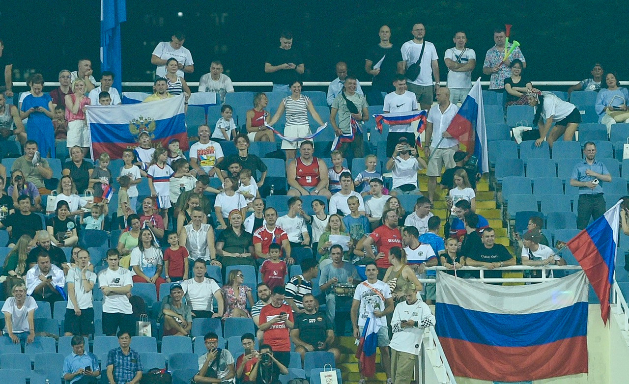 Cổ động viên đội tuyển Nga cũng có mặt rất đông trên khán đài sân vận động Mỹ Đình.